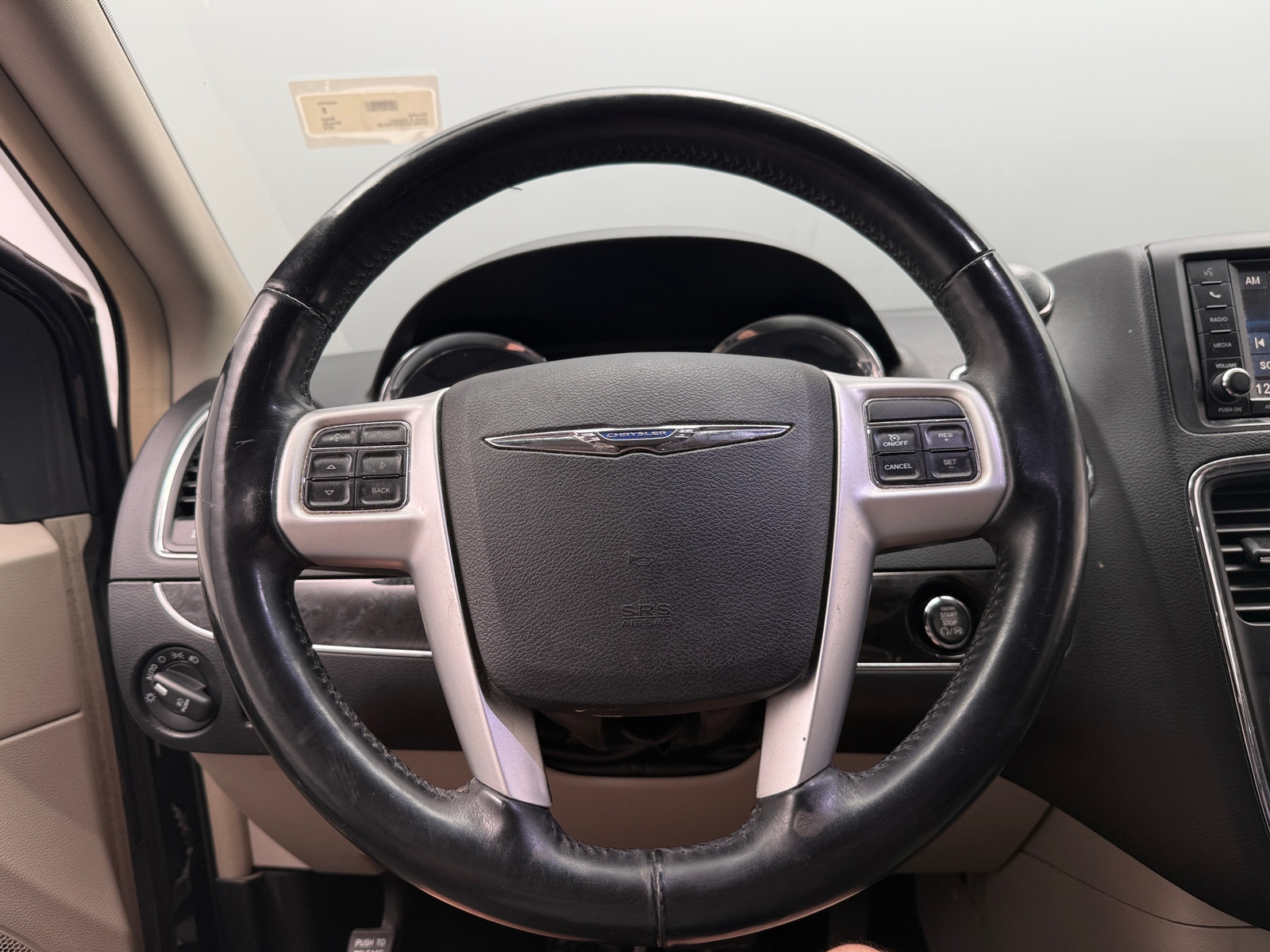 Thumbnail: 2015 Chrysler Town & Country - 4
