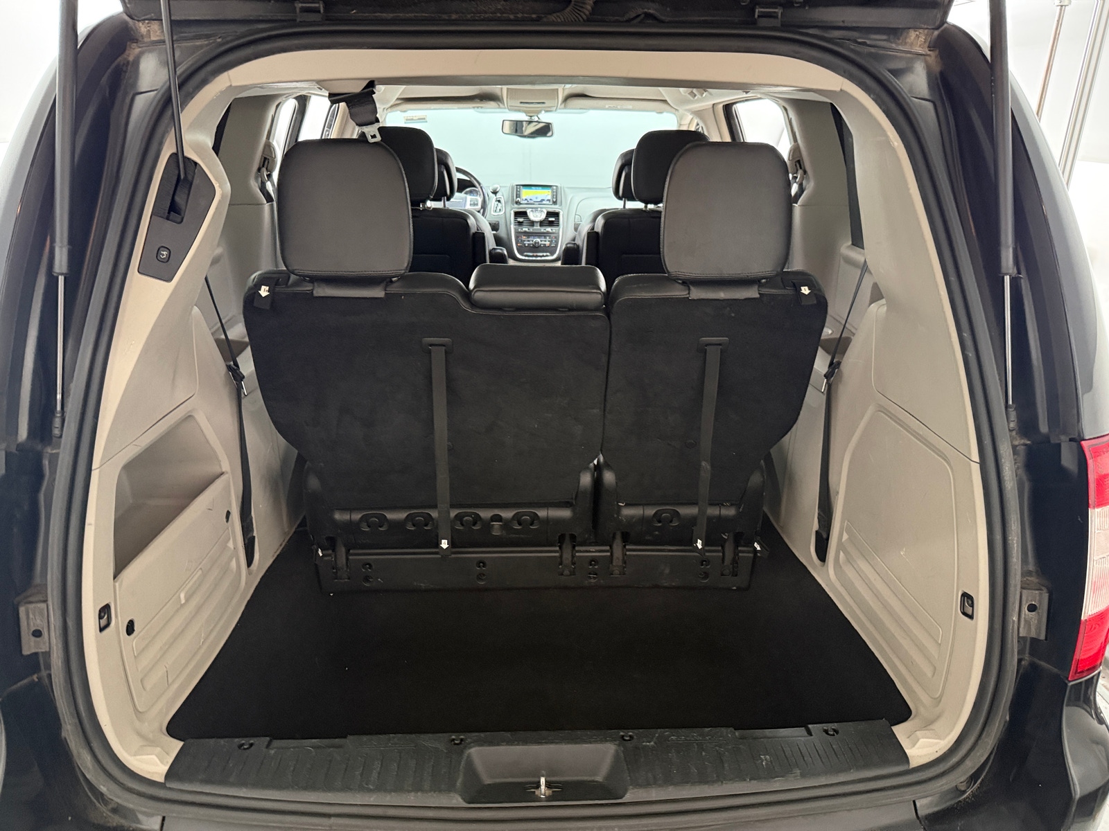 Thumbnail: 2015 Chrysler Town & Country - 6