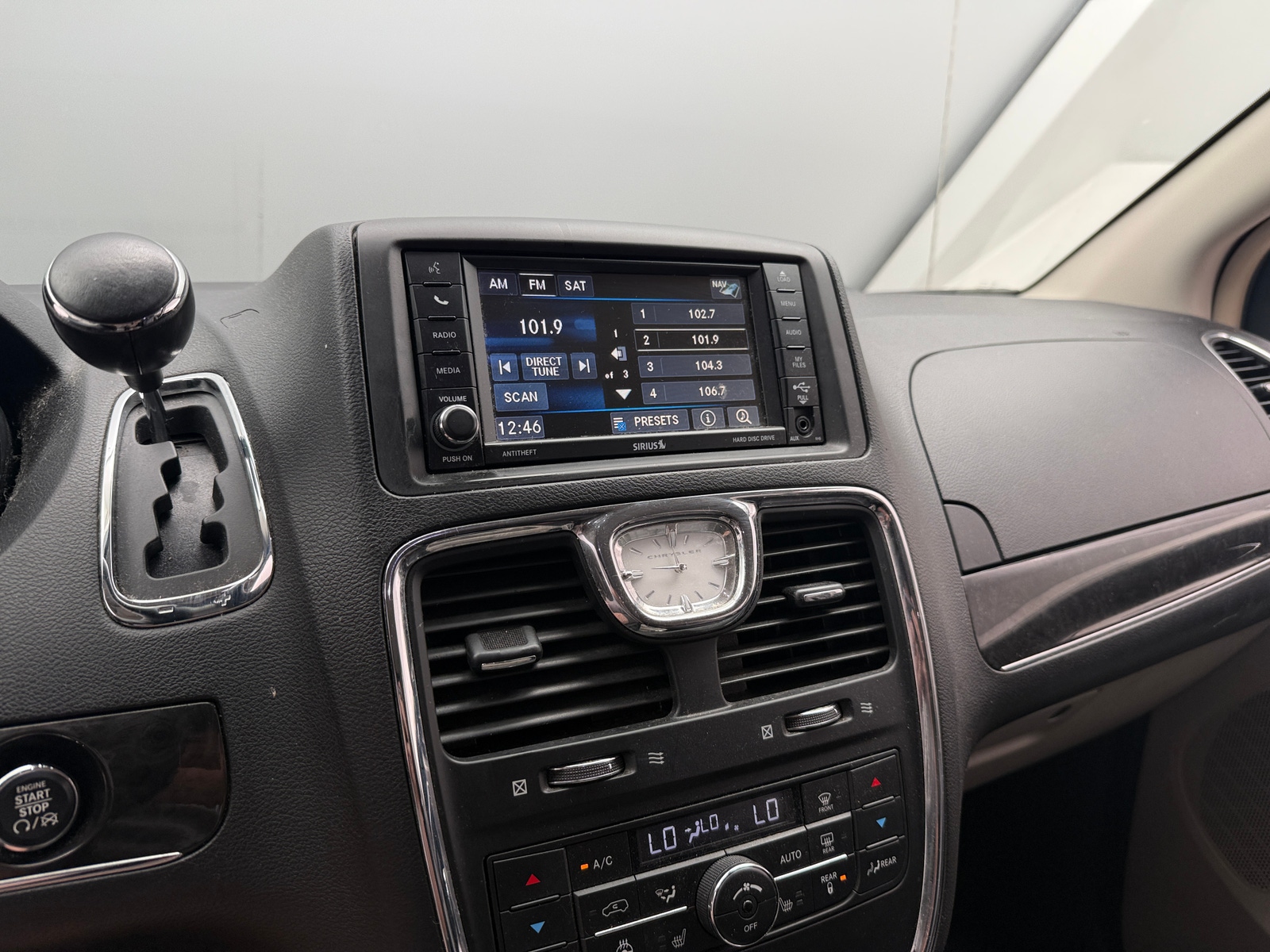 Thumbnail: 2015 Chrysler Town & Country - 3