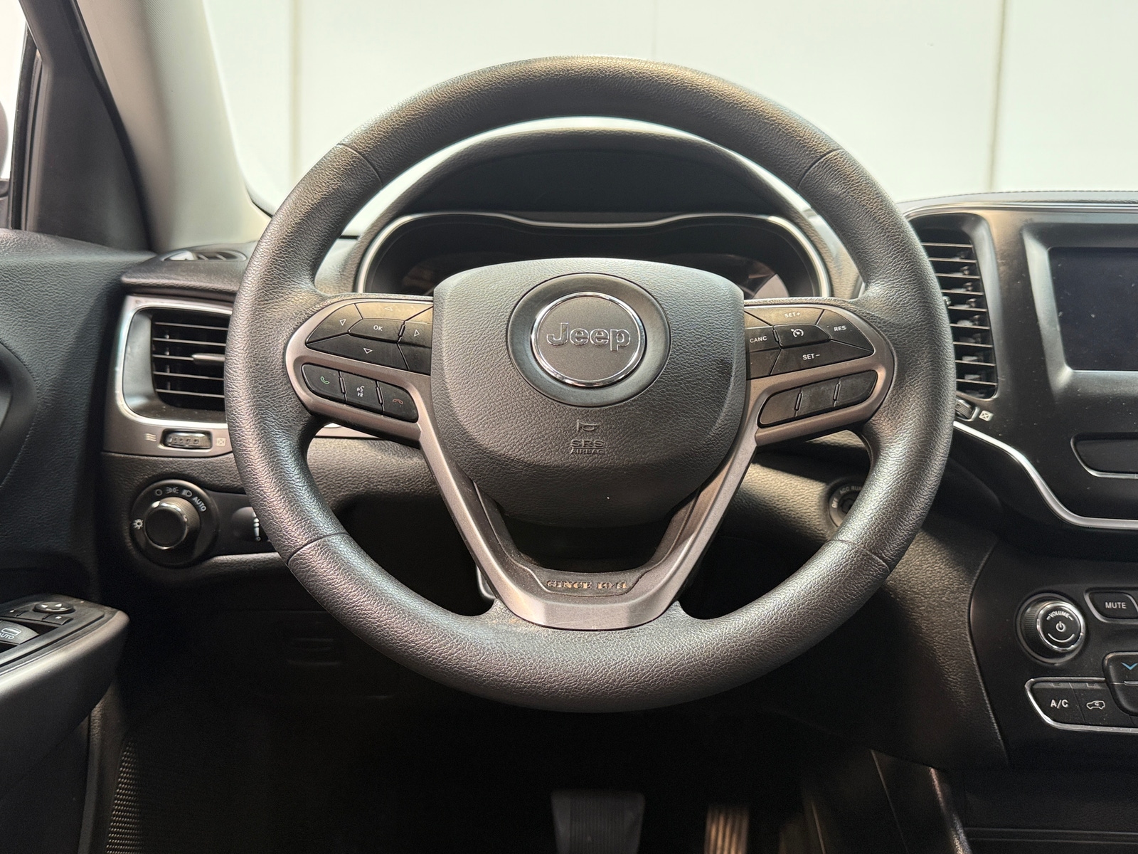 Thumbnail: 2021 Jeep Cherokee - 5