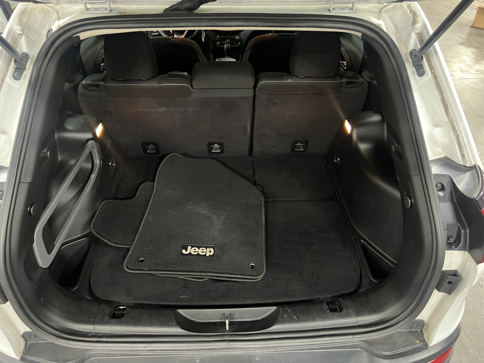 Thumbnail: 2016 Jeep Cherokee - 7