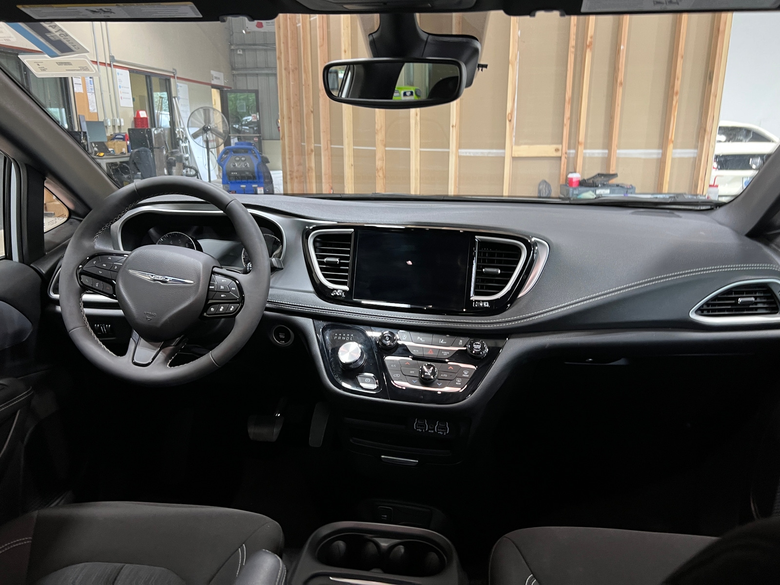 Thumbnail: 2023 Chrysler Pacifica - 3
