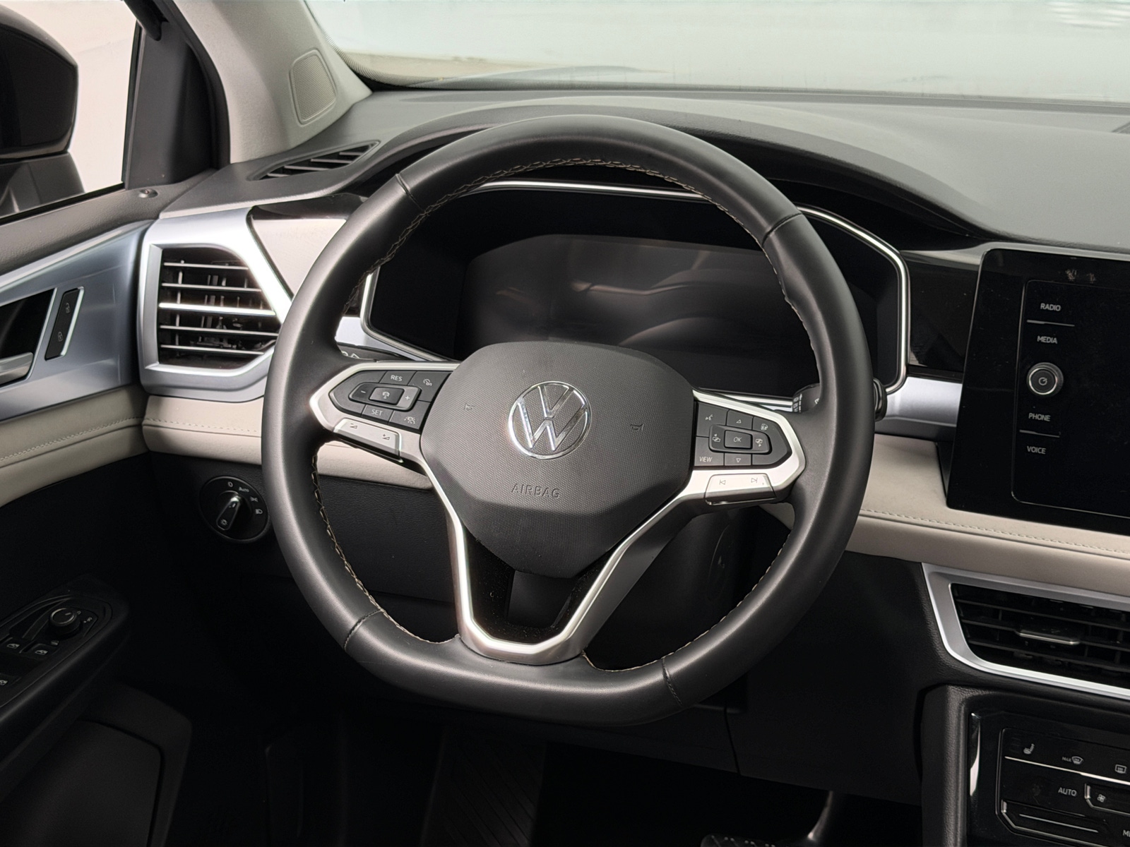 Thumbnail: 2025 Volkswagen Taos - 4