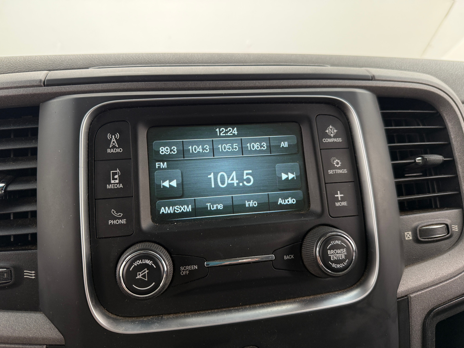Thumbnail: 2019 RAM 1500 Classic - 4