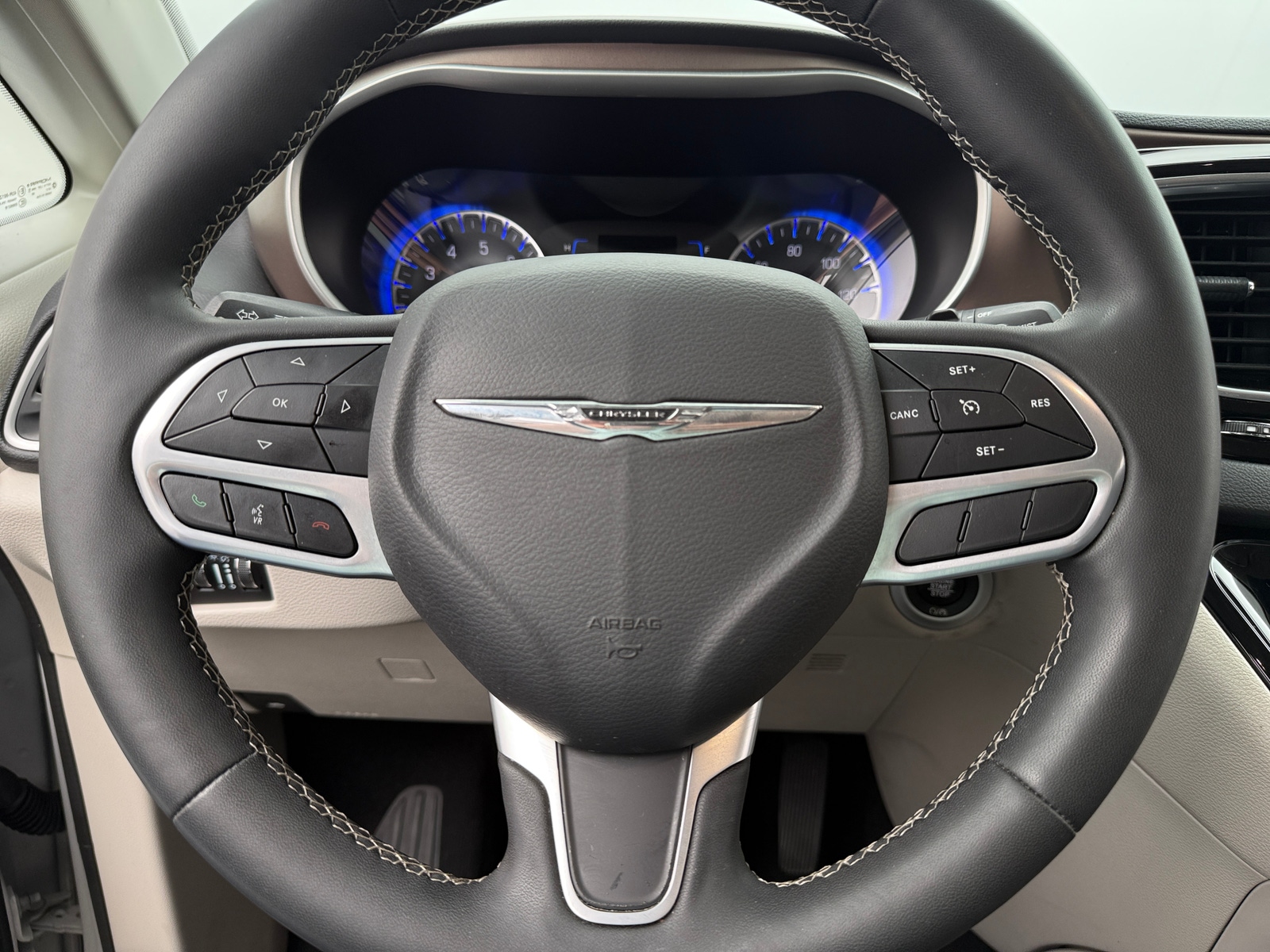 Thumbnail: 2023 Chrysler Voyager - 5