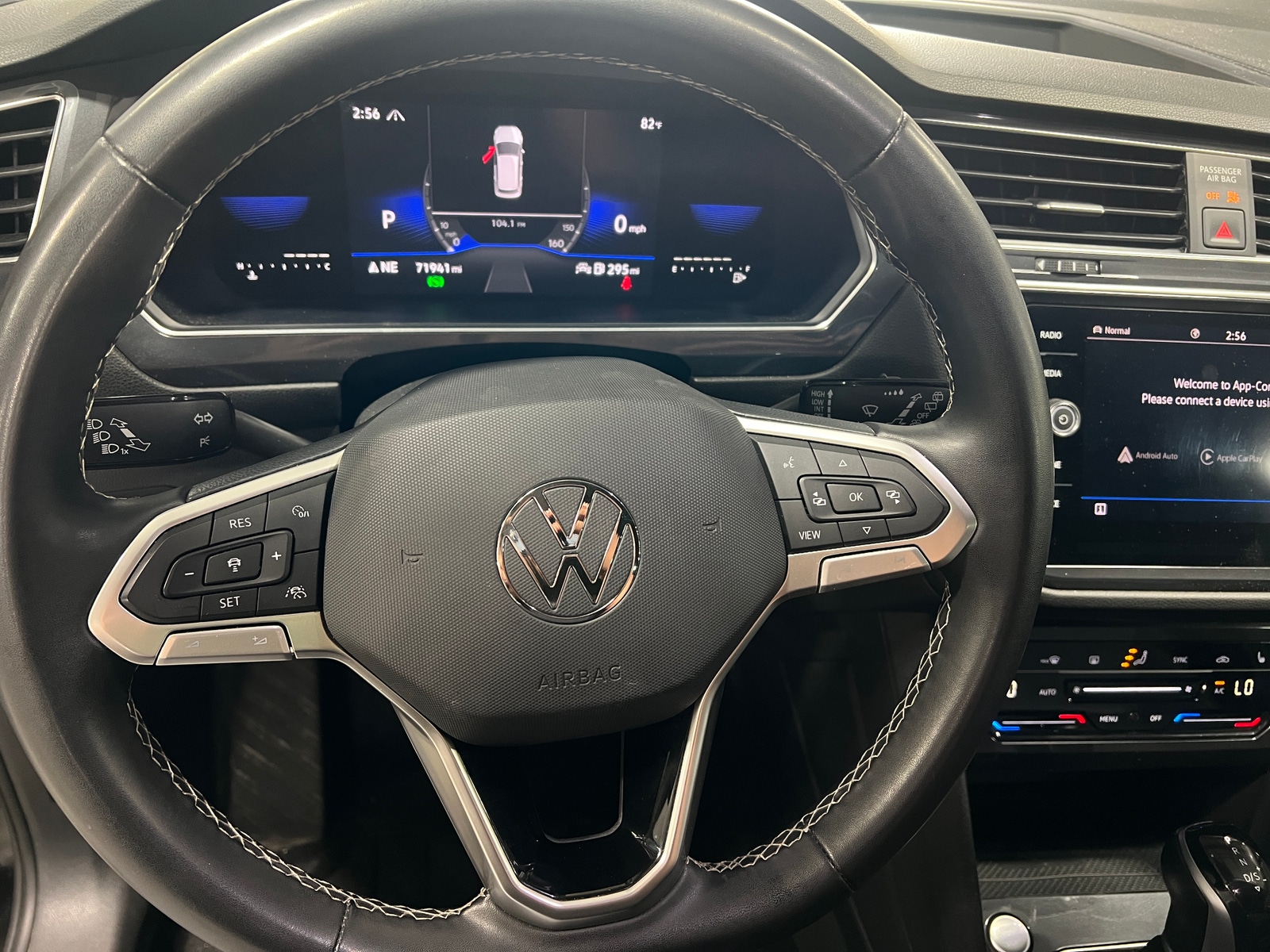 Thumbnail: 2022 Volkswagen Tiguan - 4