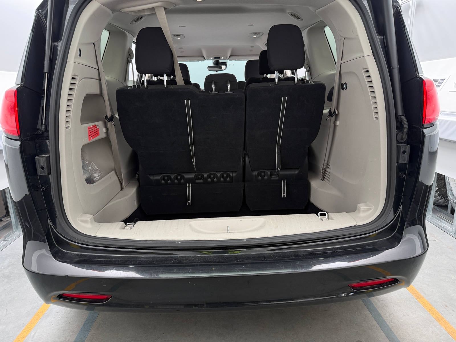 Thumbnail: 2023 Chrysler Voyager - 7
