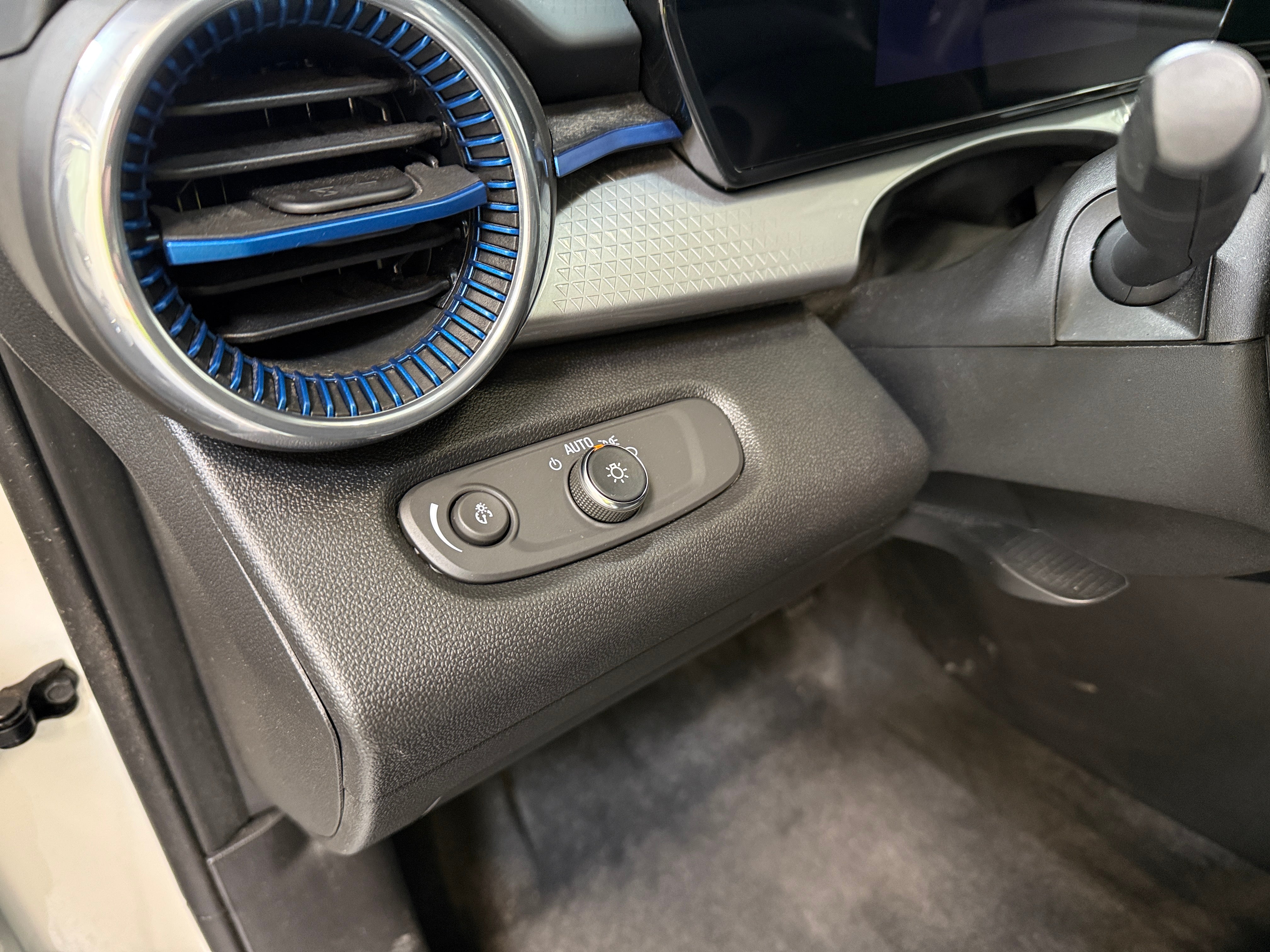 2025 Chevrolet Trax LT - Photo 2