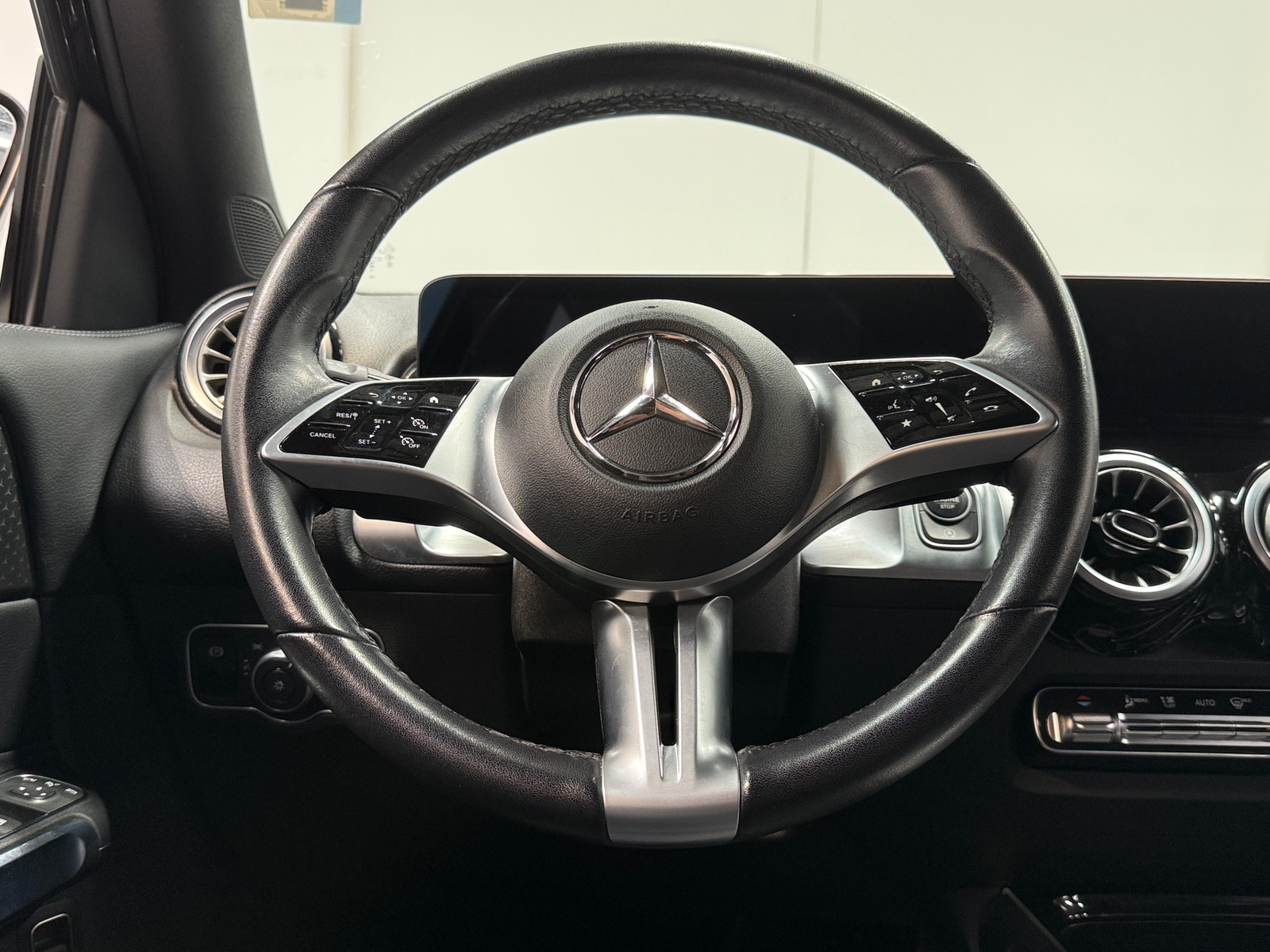 Thumbnail: 2025 Mercedes-Benz GLB - 4