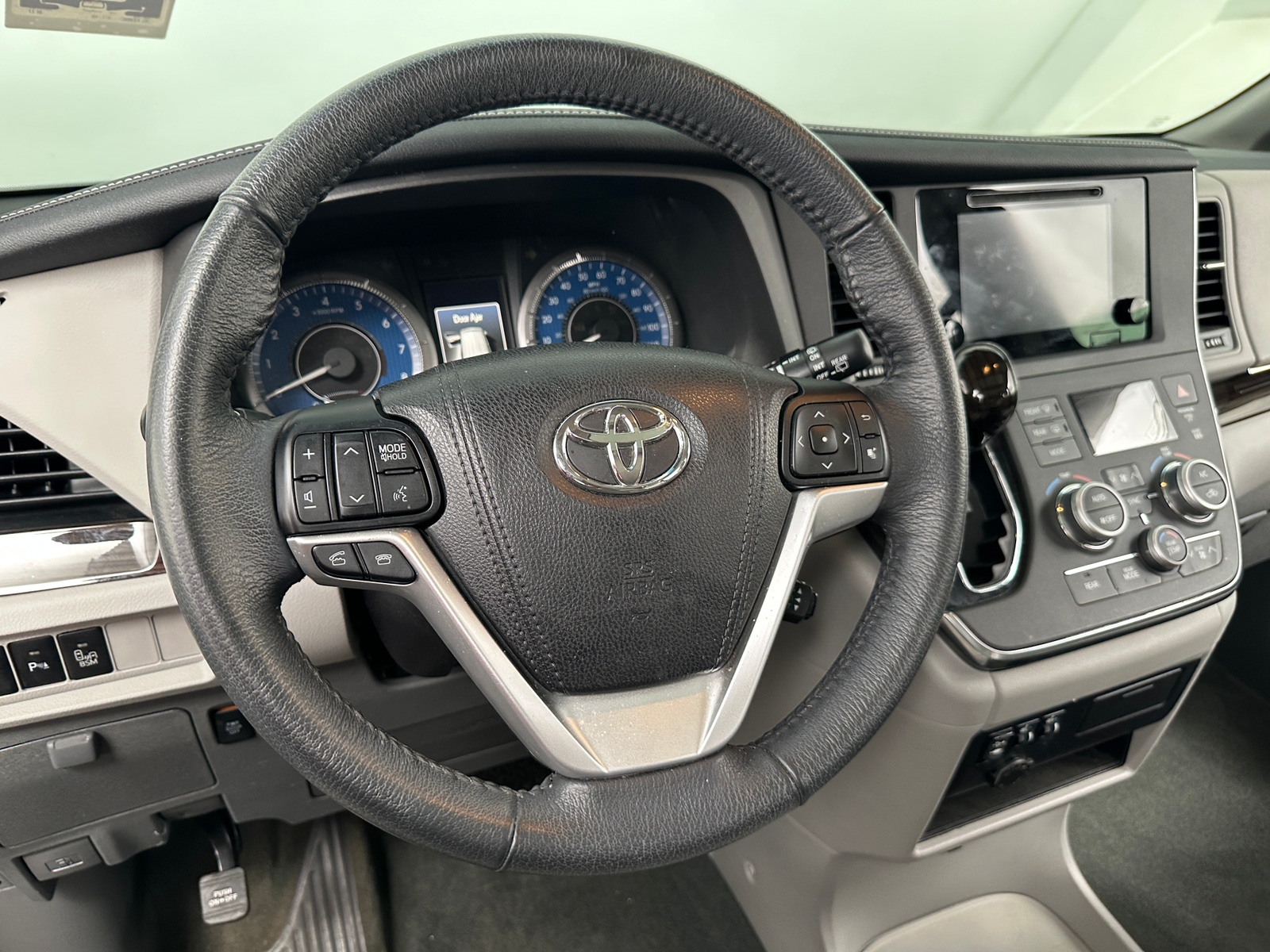 Thumbnail: 2017 Toyota Sienna - 4