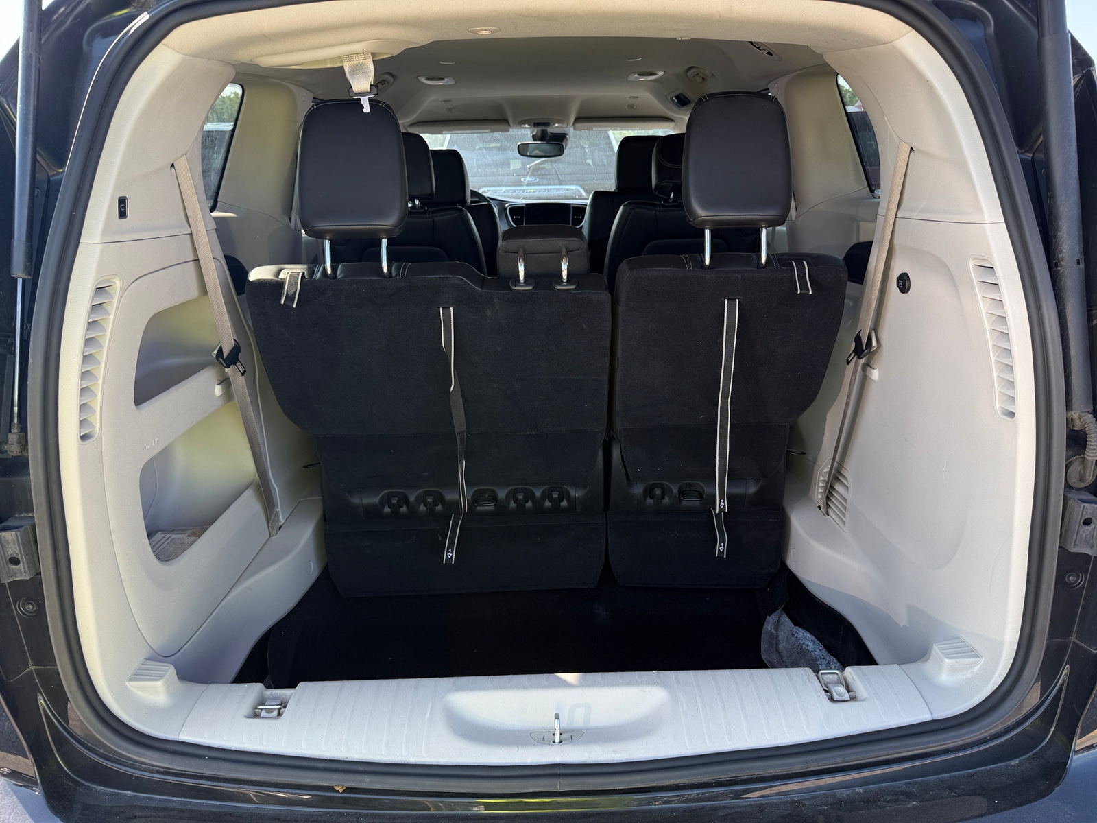Thumbnail: 2023 Chrysler Pacifica - 6