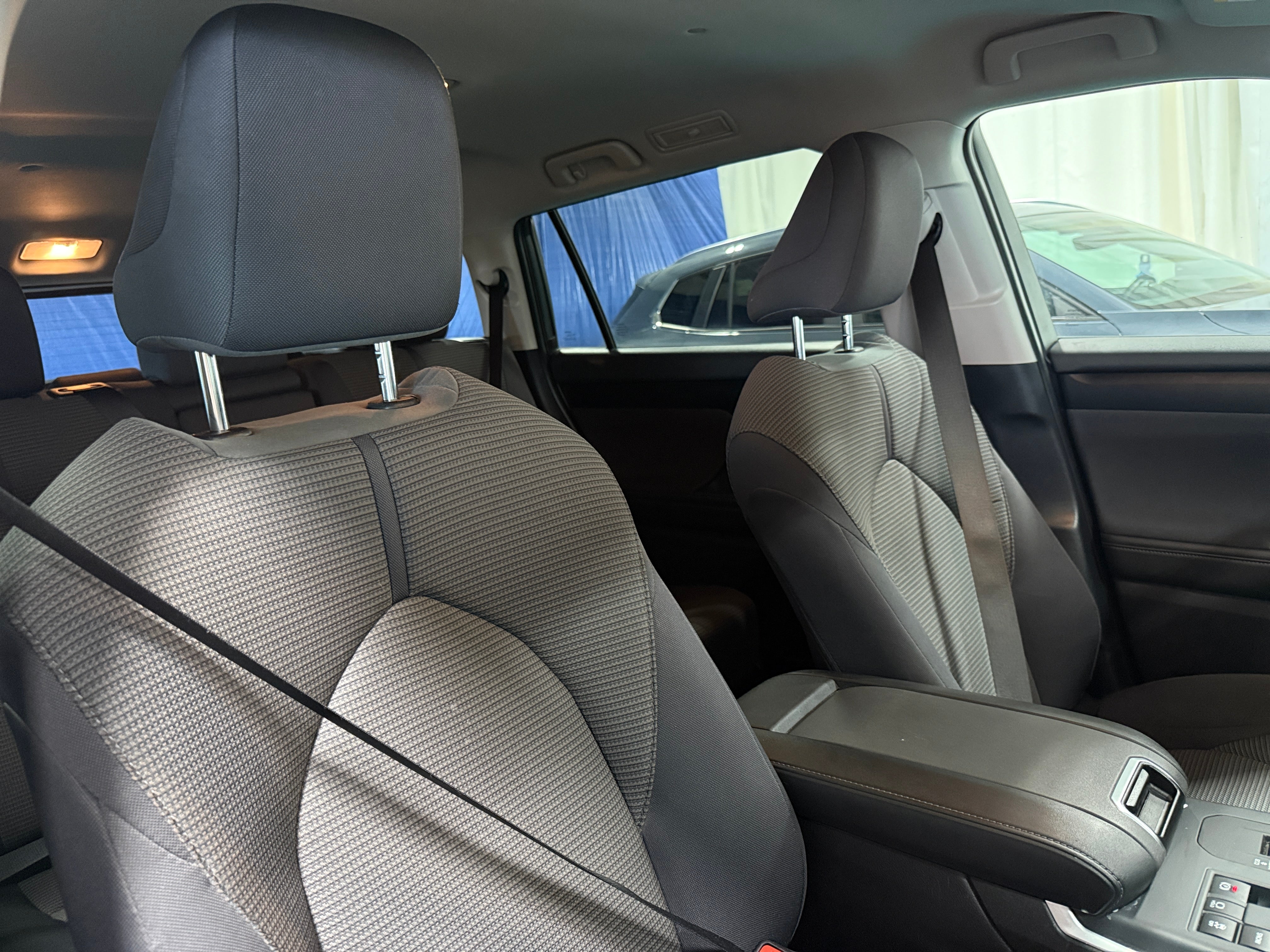 2025 Toyota Highlander LE - Photo 4