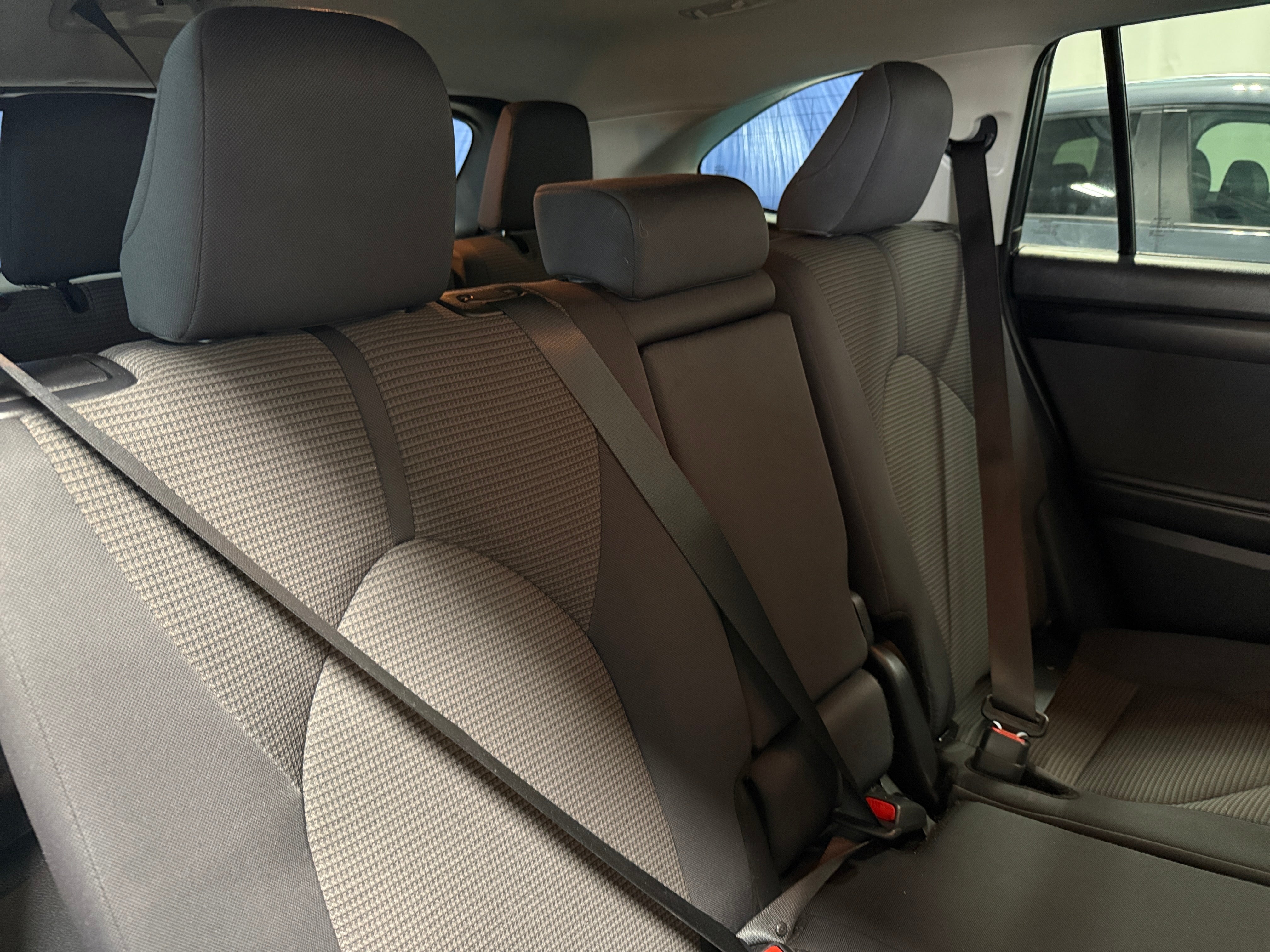 2025 Toyota Highlander LE - Photo 5