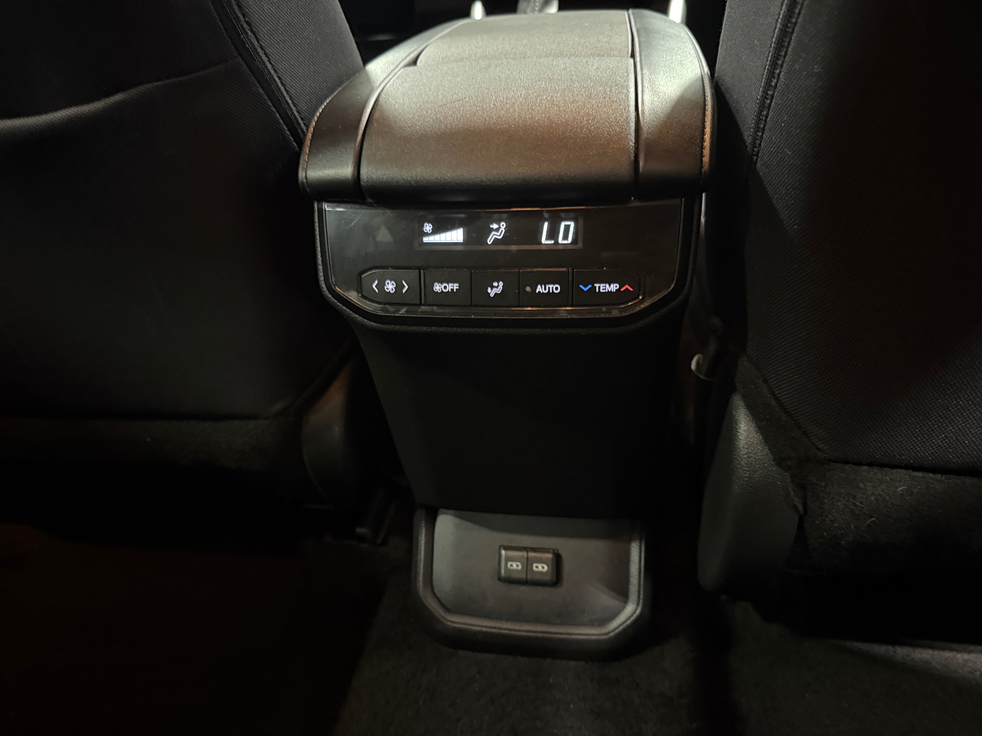 2025 Toyota Highlander LE - Photo 7
