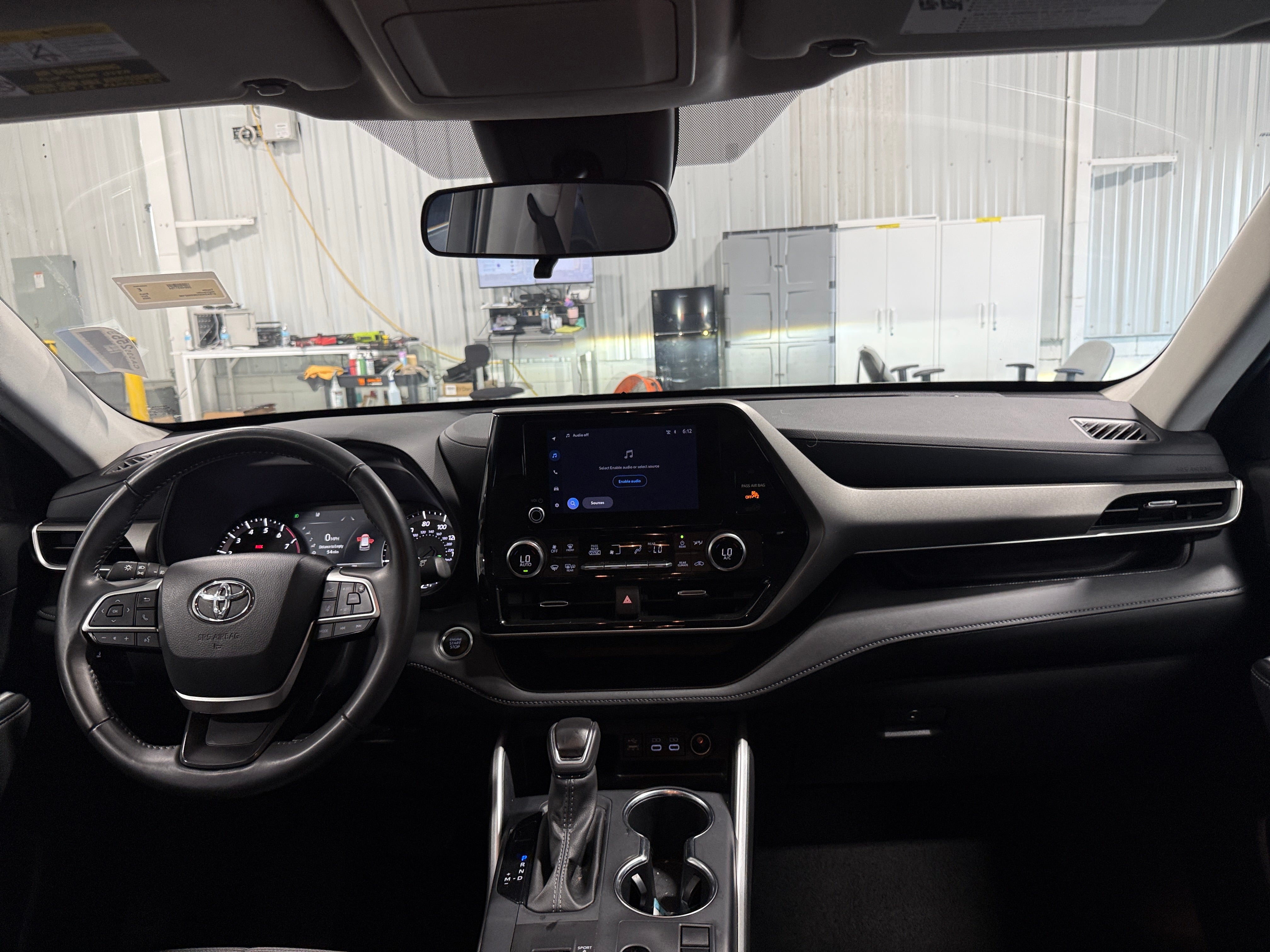 2025 Toyota Highlander LE - Photo 8