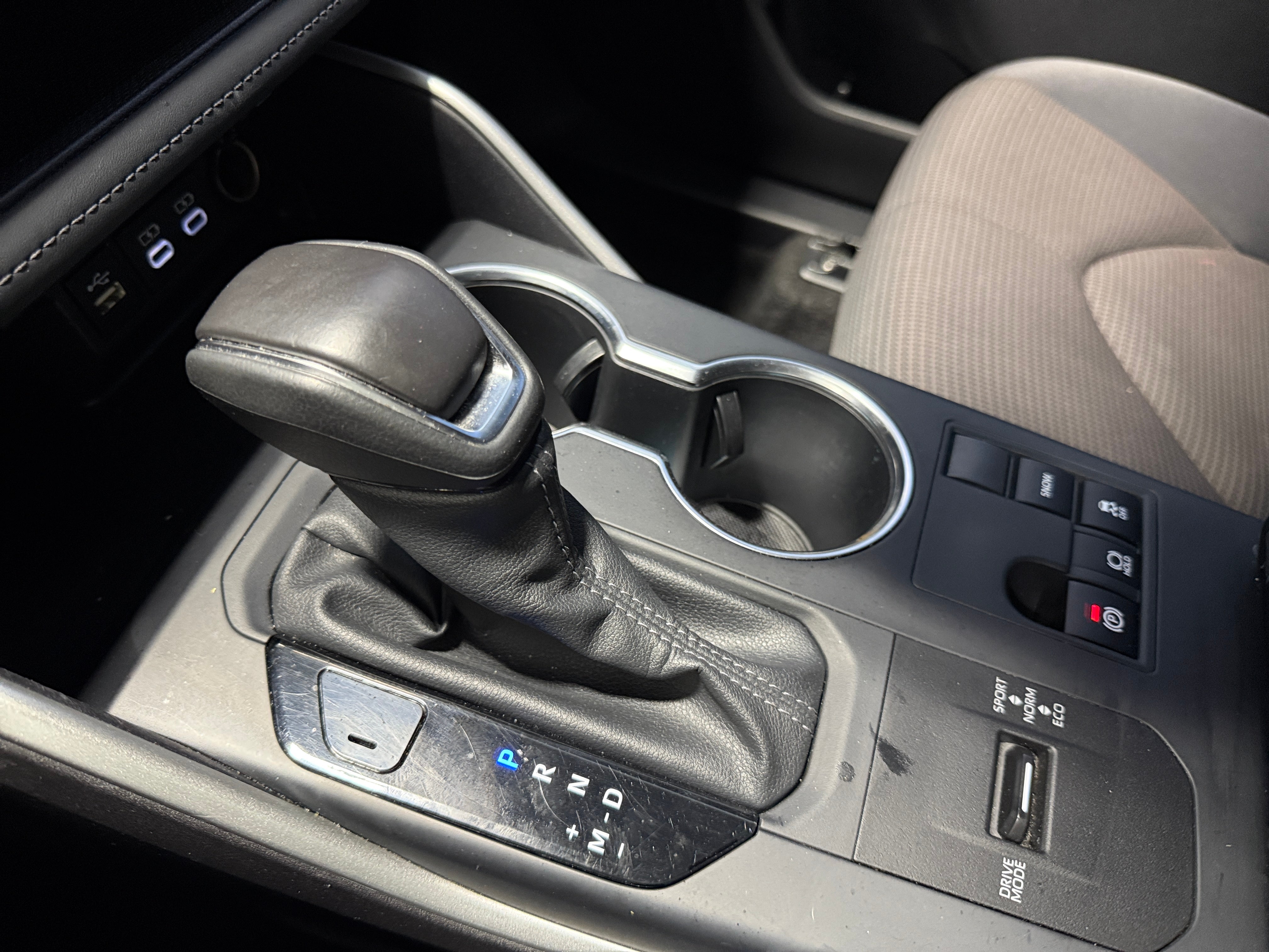 2025 Toyota Highlander LE - Photo 9