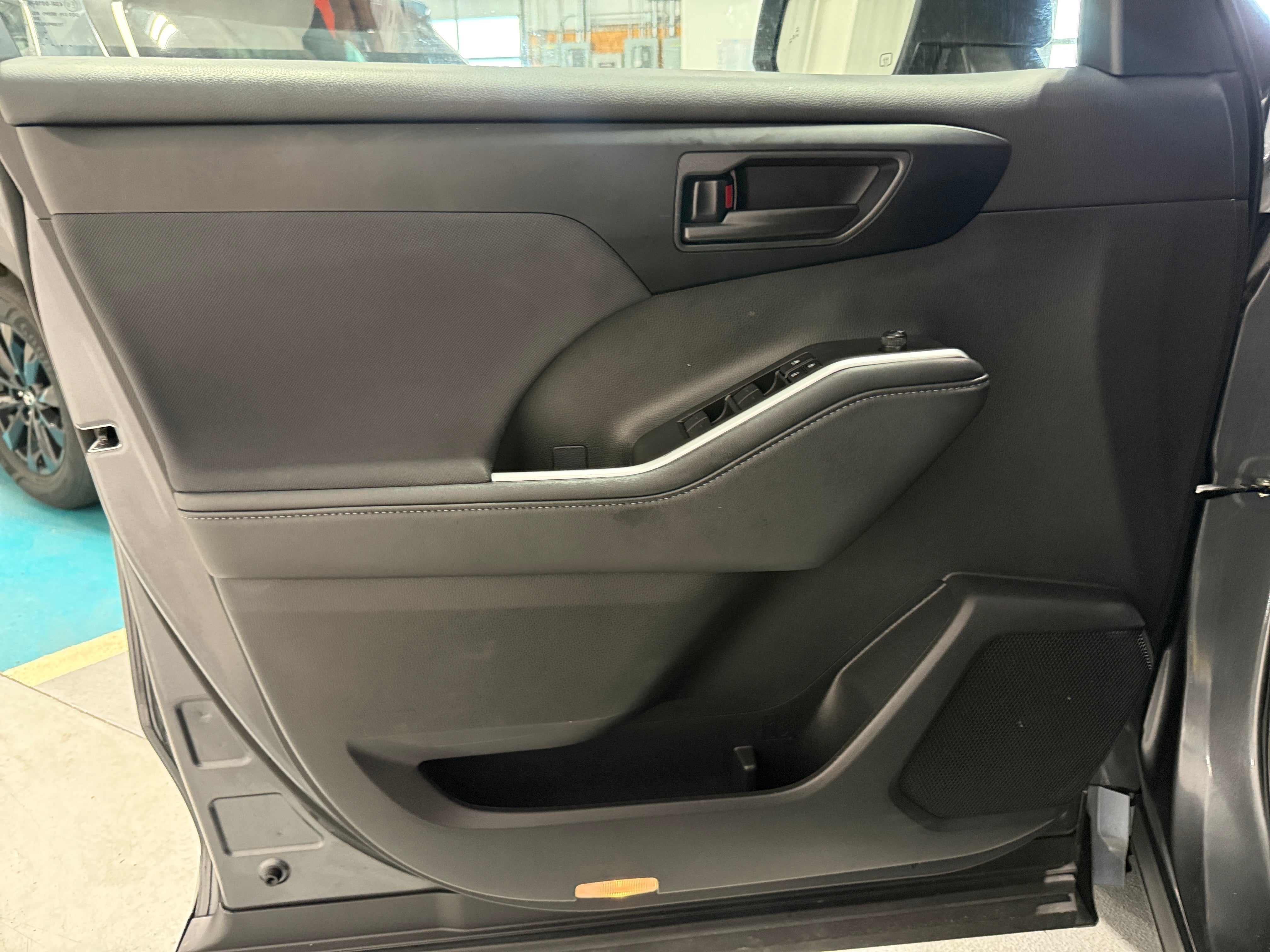 2025 Toyota Highlander LE - Photo 10