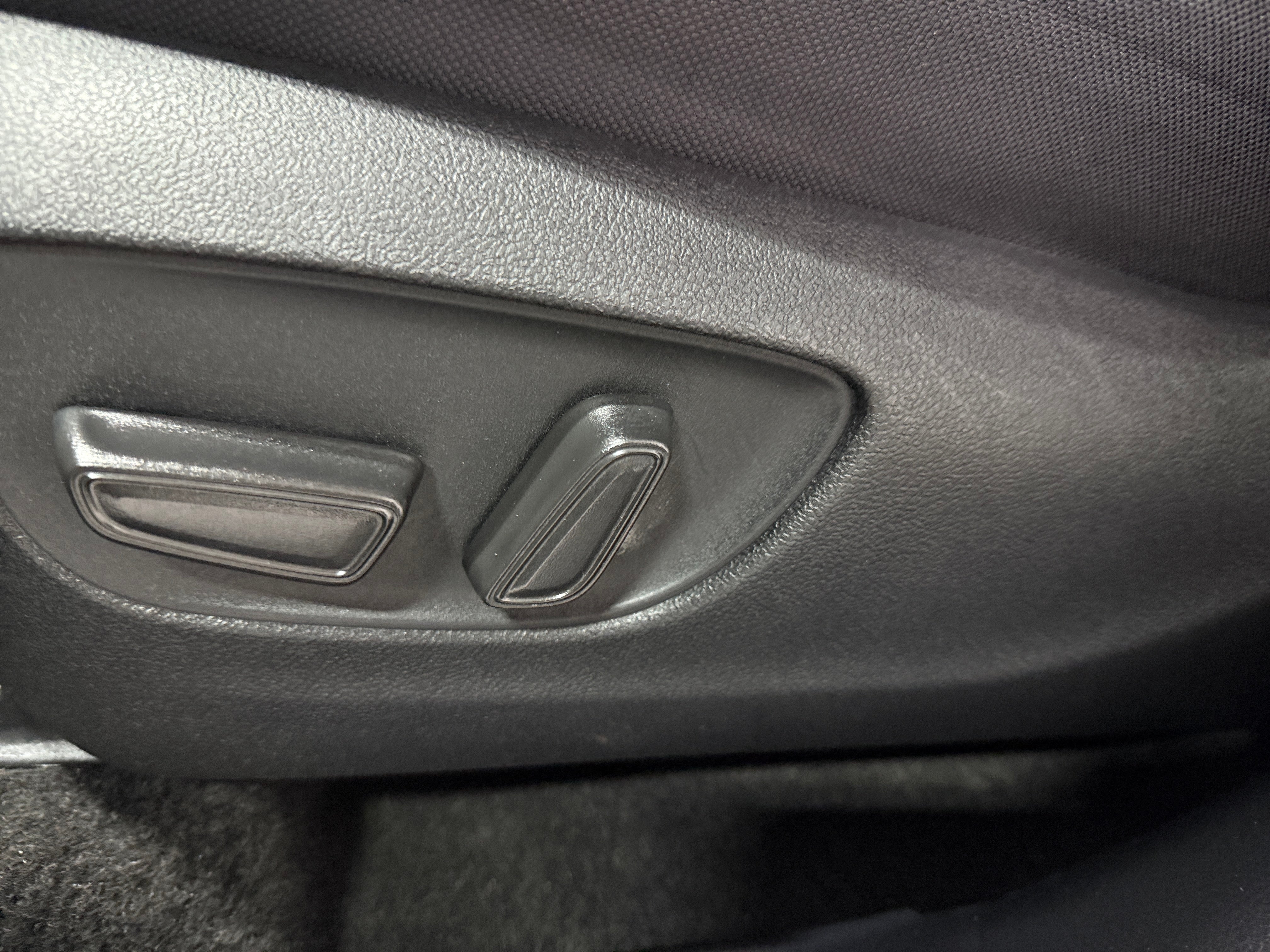 2025 Toyota Highlander LE - Photo 13