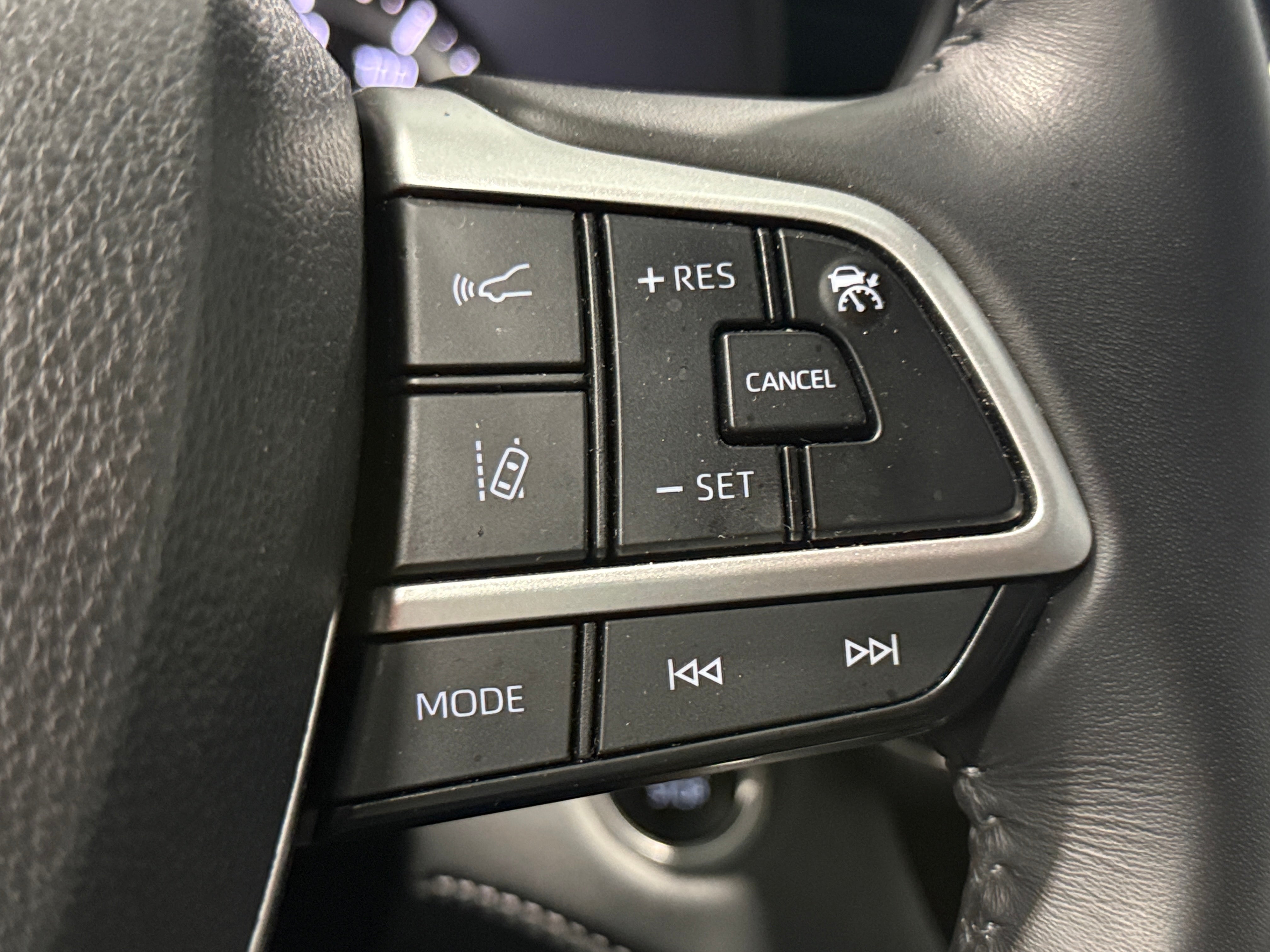 2025 Toyota Highlander LE - Photo 15