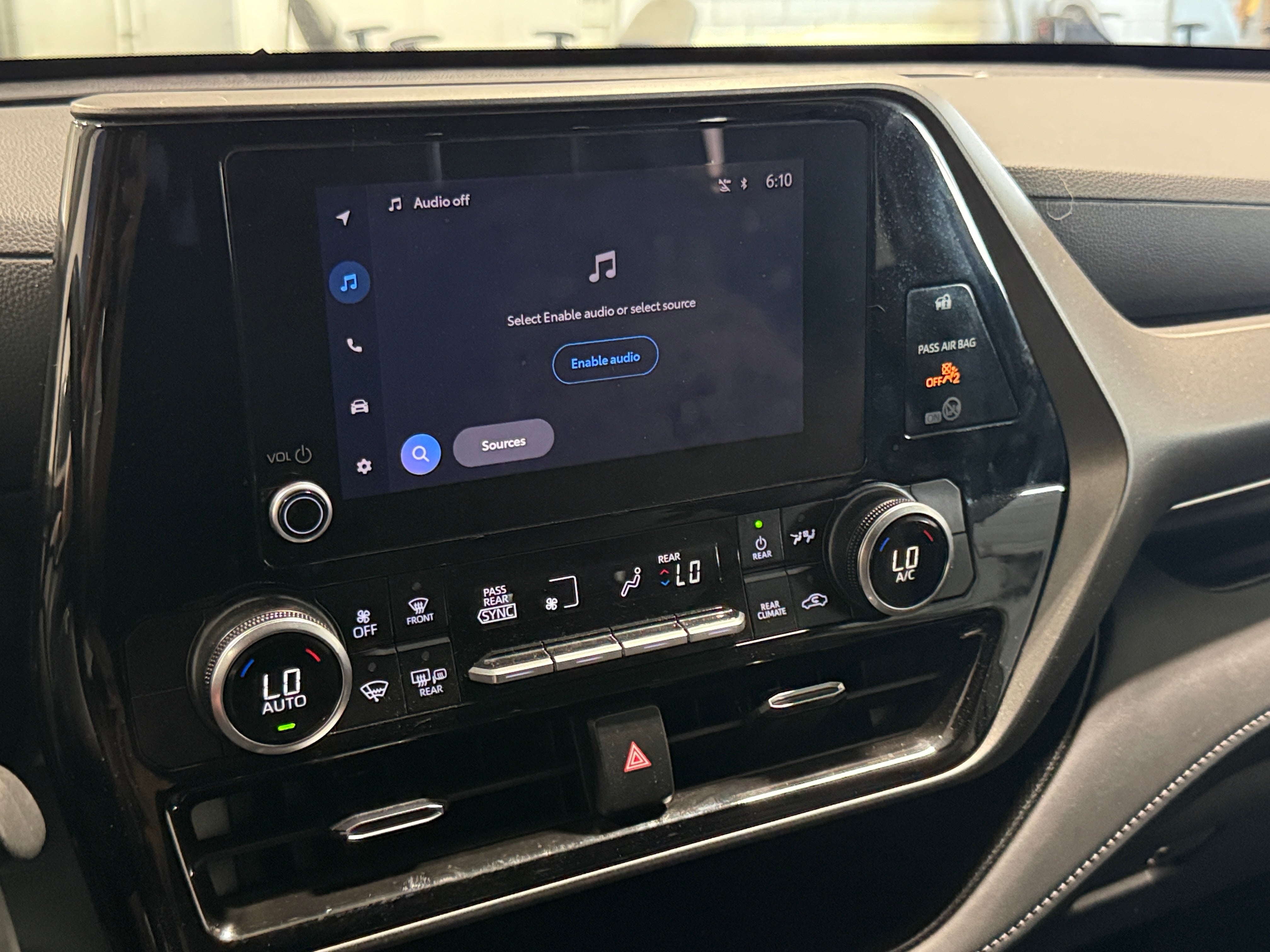 2025 Toyota Highlander LE - Photo 17