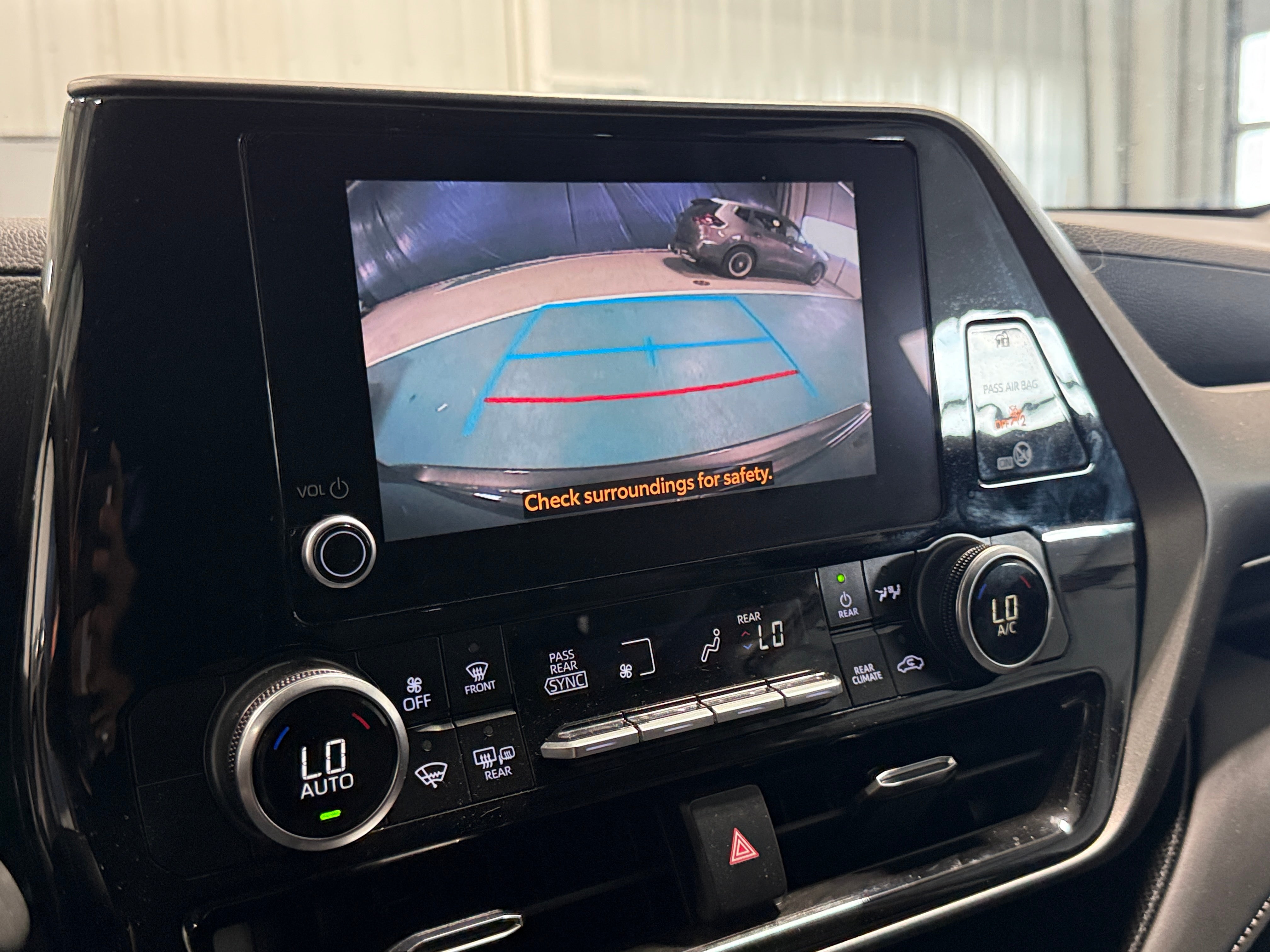 2025 Toyota Highlander LE - Photo 18