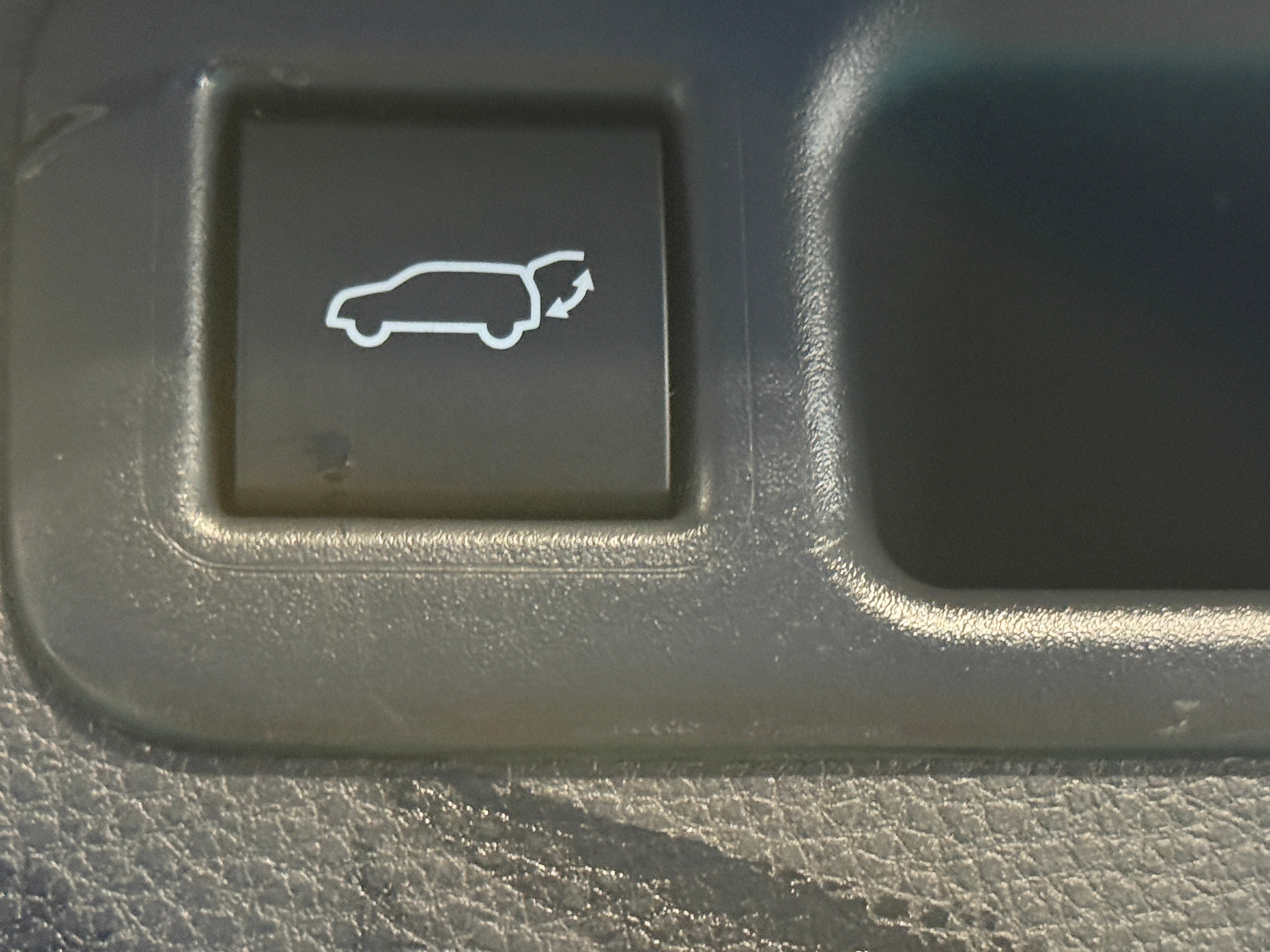 2025 Toyota Highlander LE - Photo 11