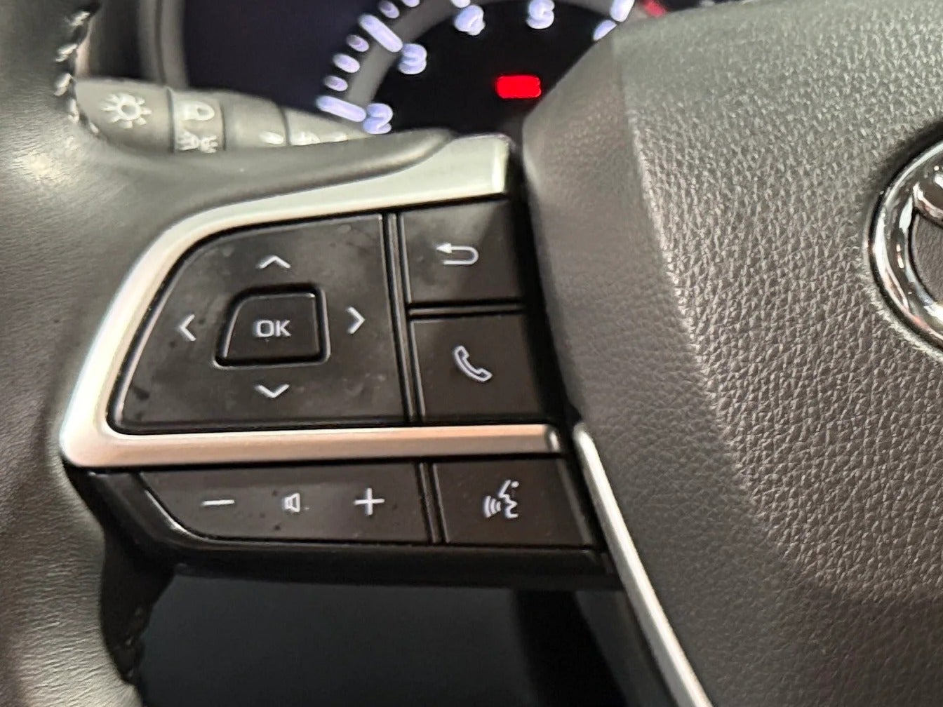 2025 Toyota Highlander LE - Photo 20
