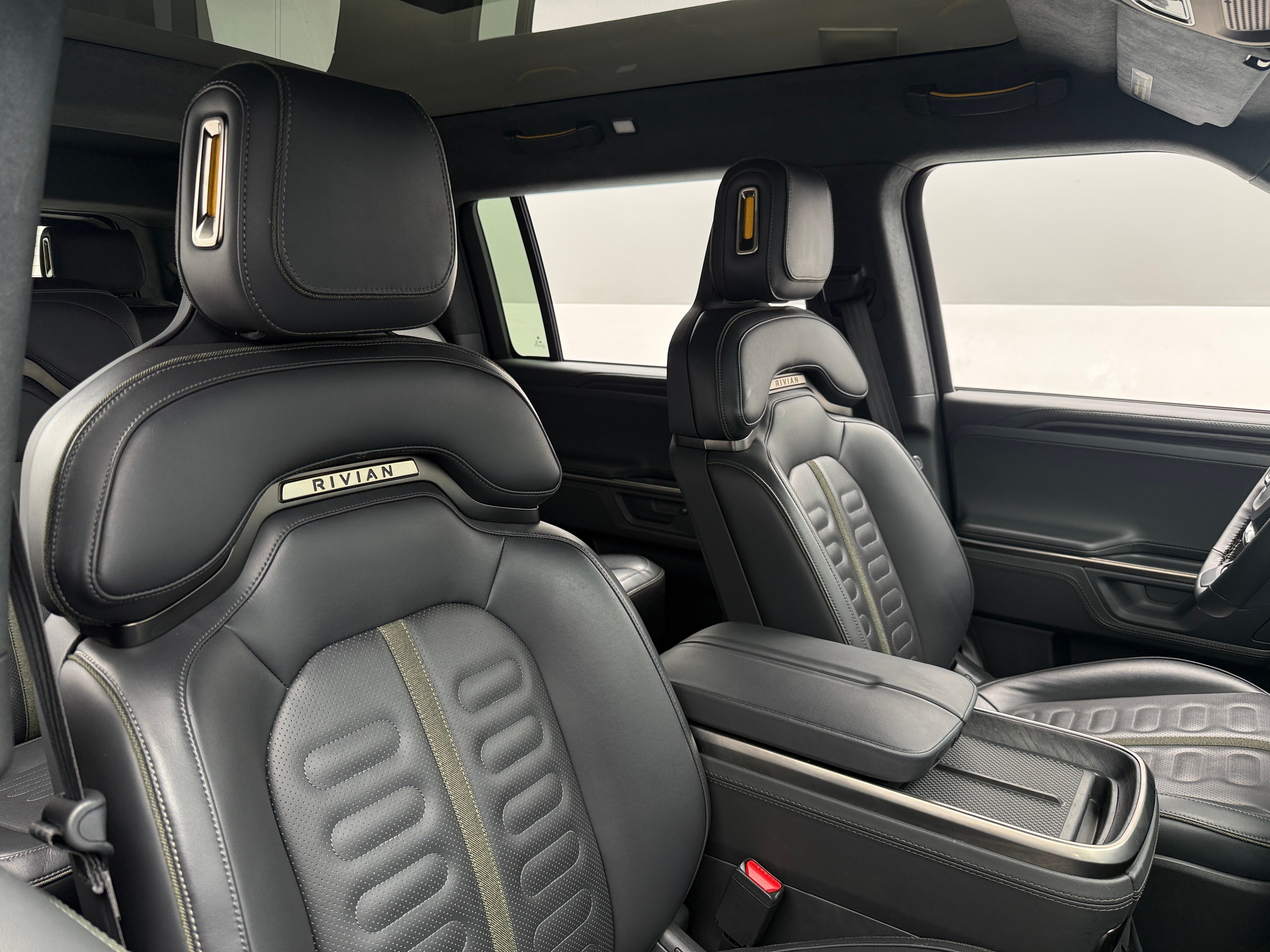 2025 Rivian R1S Adventure