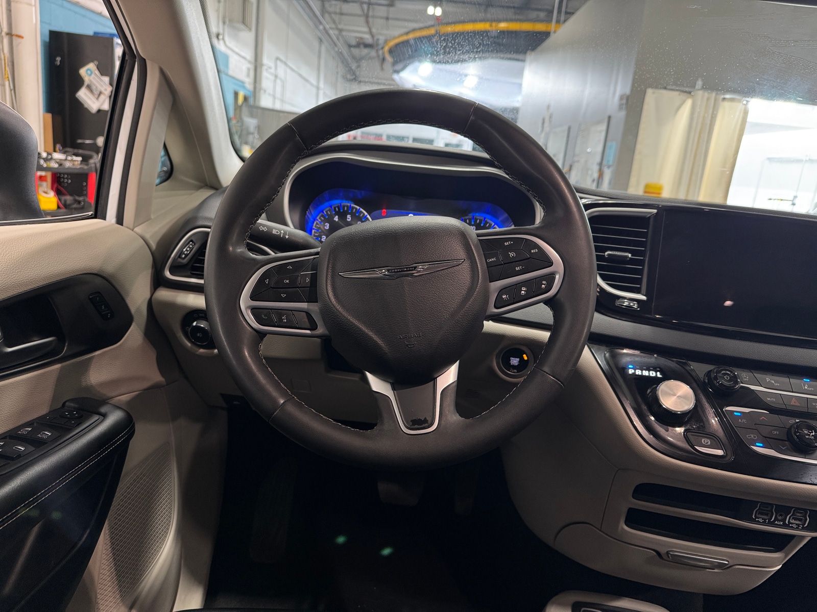Thumbnail: 2023 Chrysler Pacifica - 4