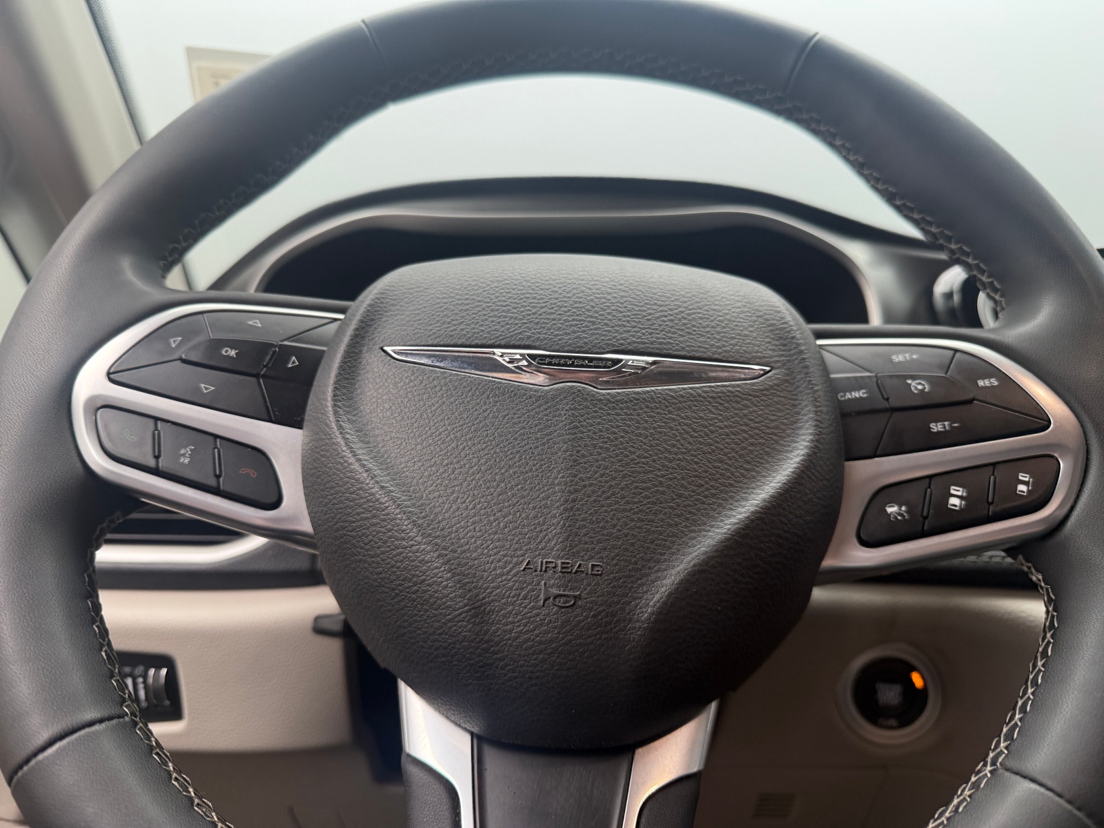 Thumbnail: 2023 Chrysler Pacifica - 4