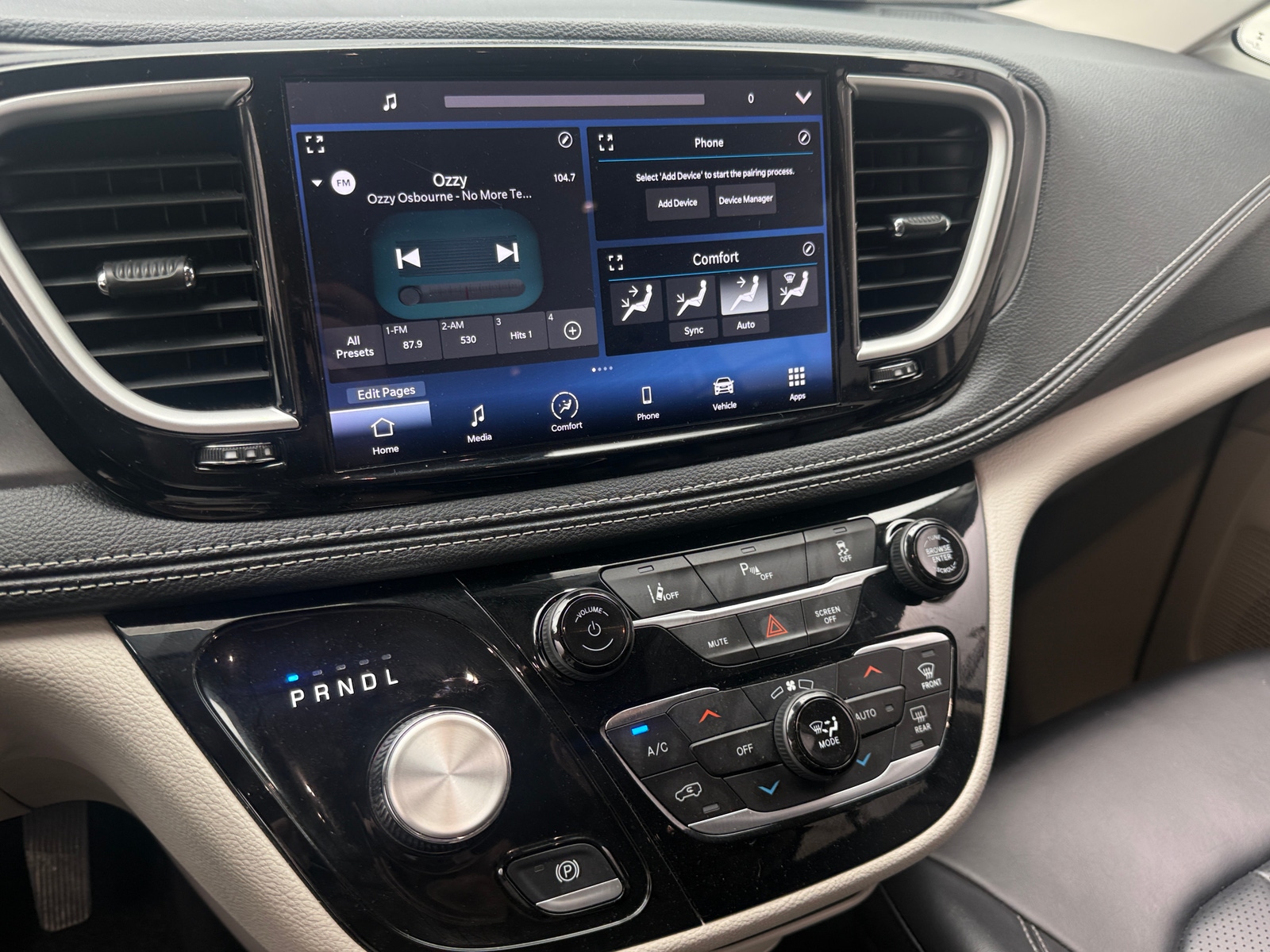 Thumbnail: 2023 Chrysler Pacifica - 3