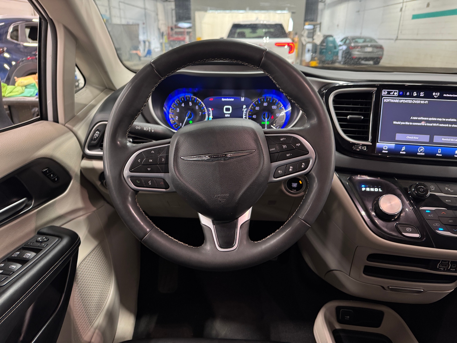 Thumbnail: 2023 Chrysler Pacifica - 4