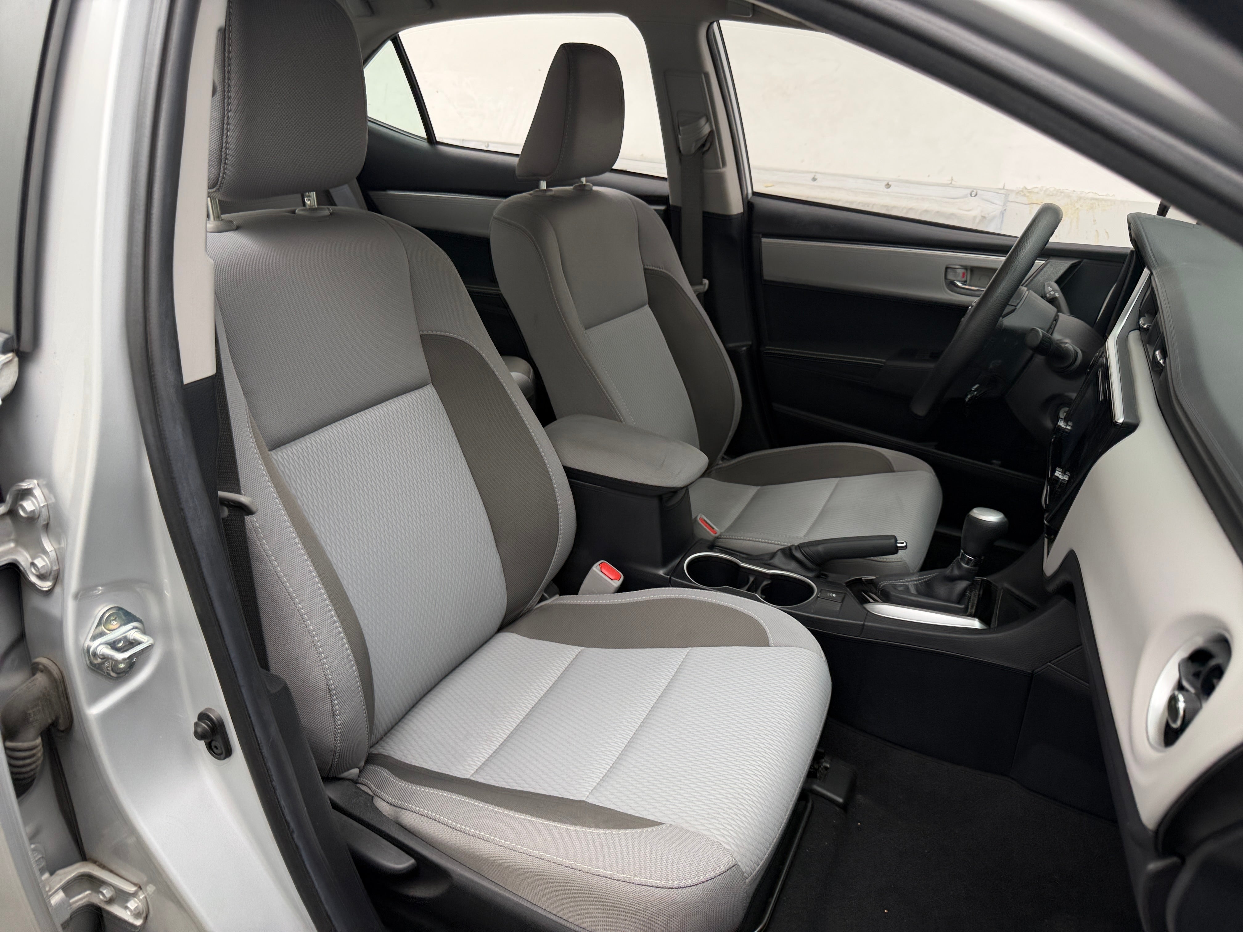 Used 2018 Toyota Corolla LE with VIN 2T1BURHE8JC992624 for sale in Eagan, Minnesota