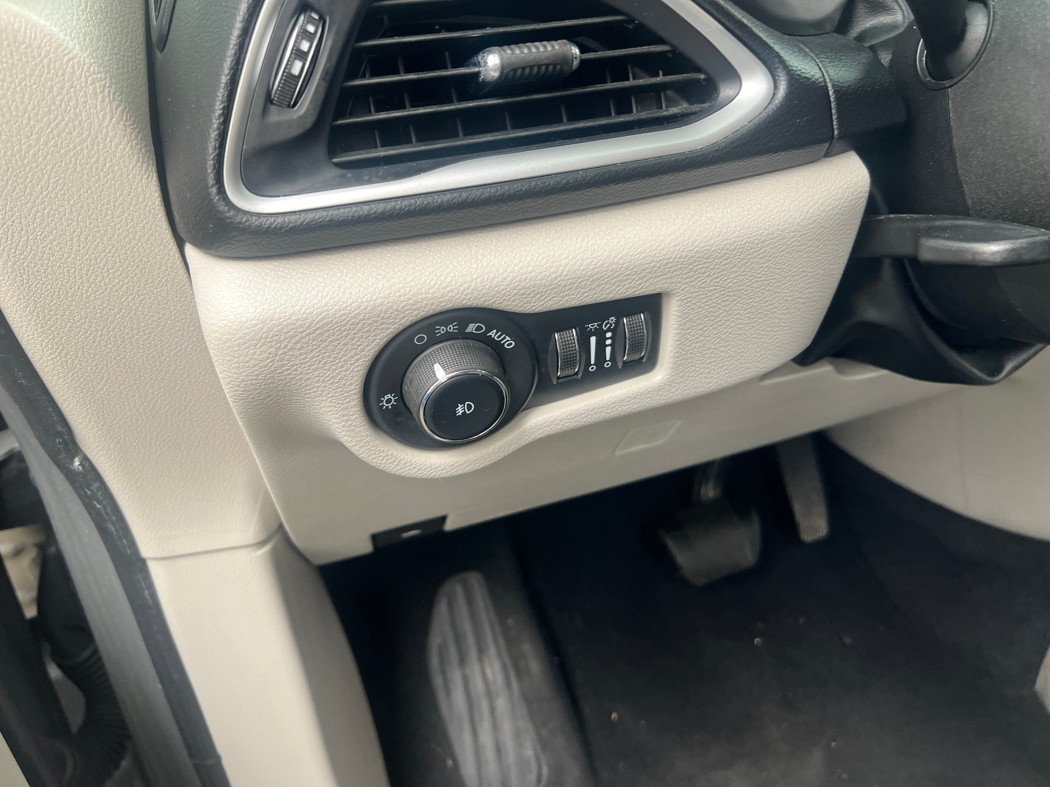 2022 Chrysler Pacifica Touring L - Photo 11