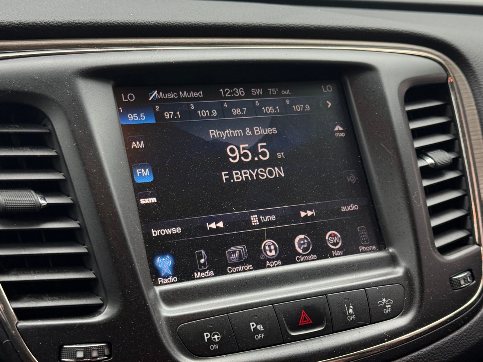 Thumbnail: 2015 Chrysler 200 - 3