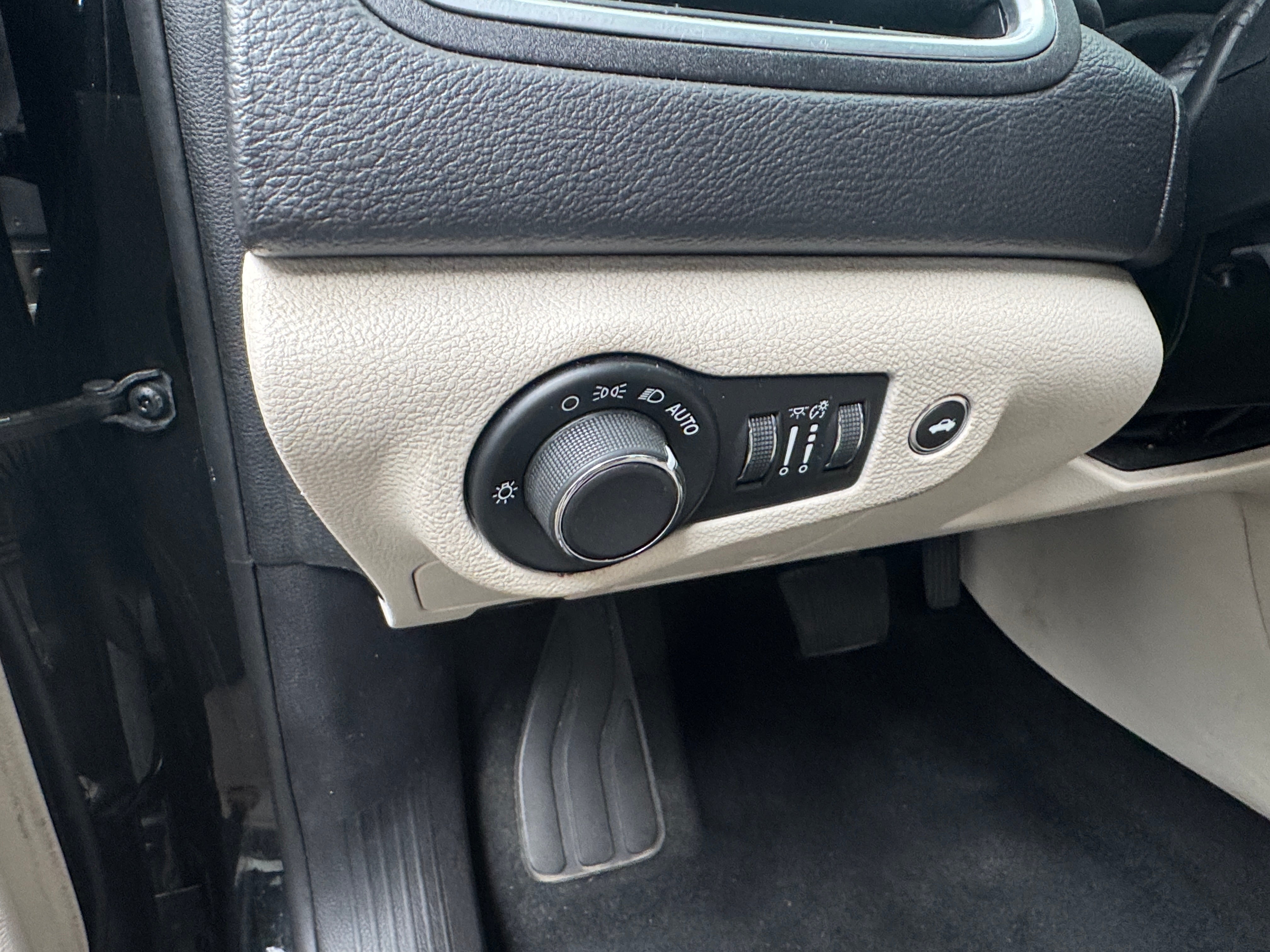 Used 2016 Chrysler 200 Limited with VIN 1C3CCCAB2GN177964 for sale in Pewaukee, WI