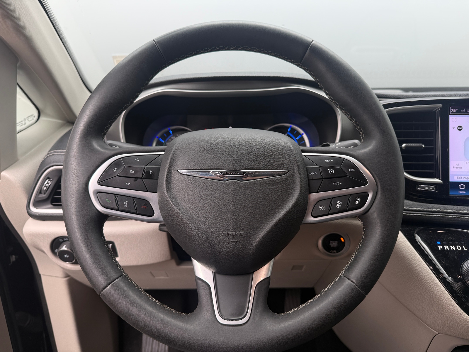 Thumbnail: 2023 Chrysler Pacifica - 4