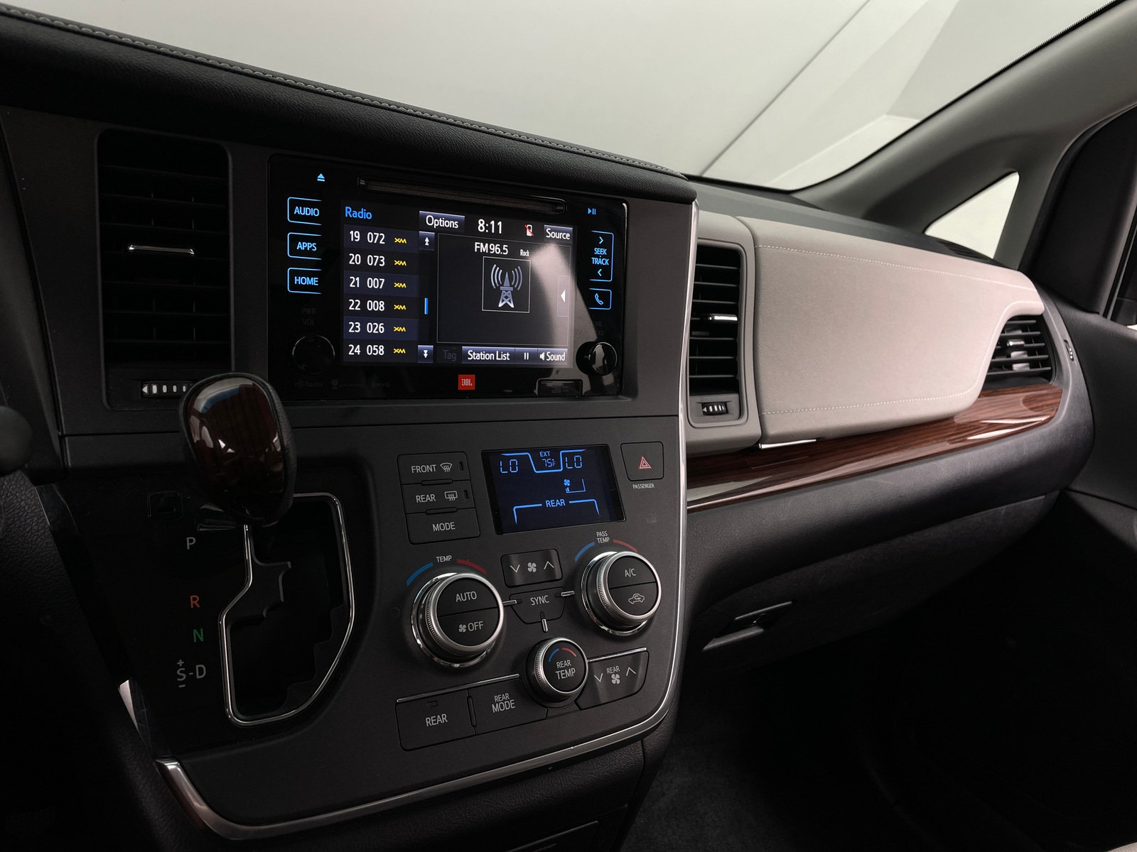 Thumbnail: 2017 Toyota Sienna - 3