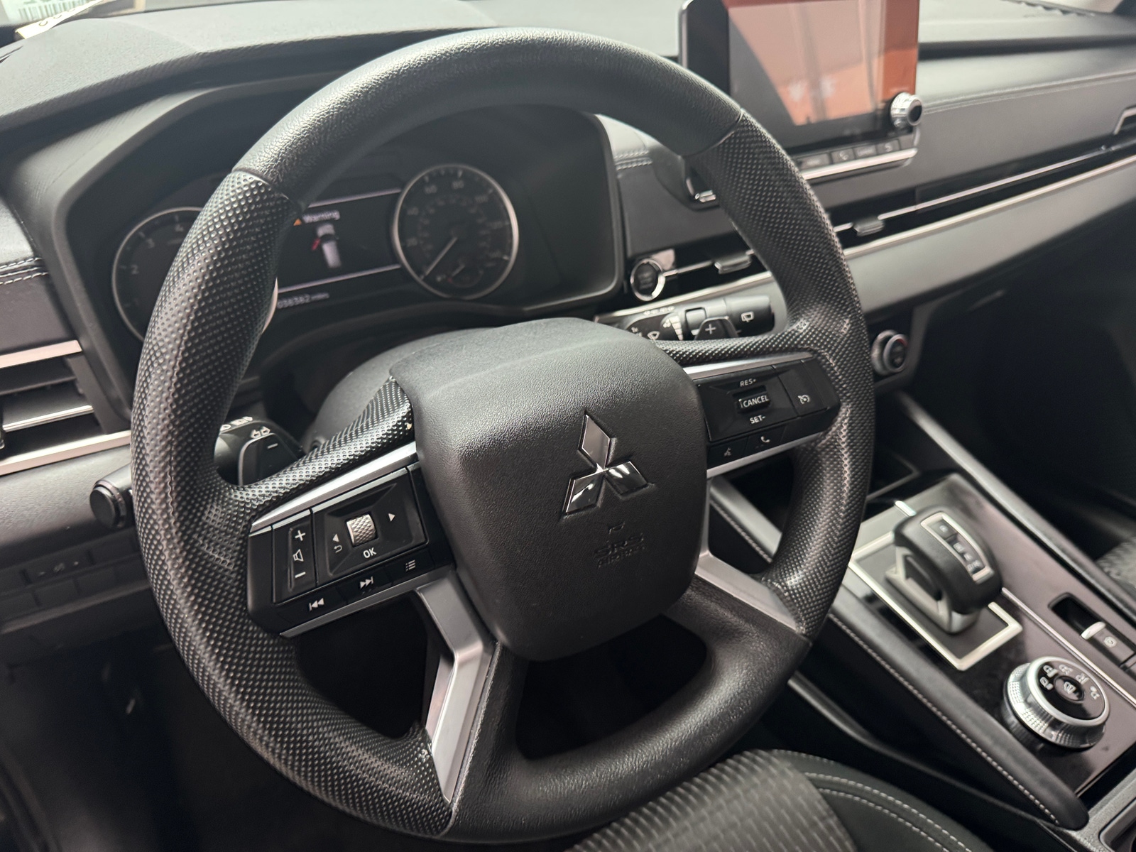 Thumbnail: 2023 Mitsubishi Outlander - 5