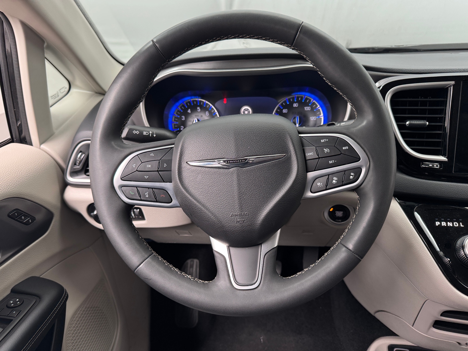 Thumbnail: 2023 Chrysler Pacifica - 4