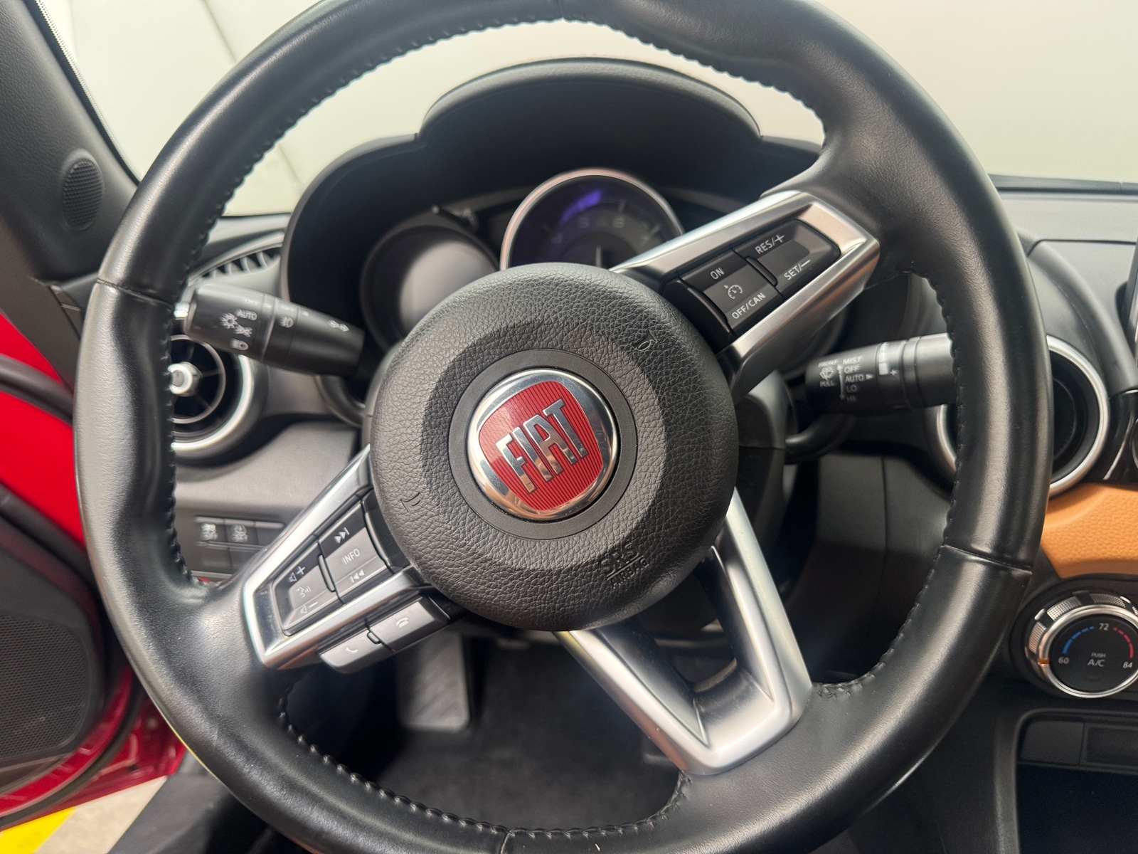 Thumbnail: 2018 Fiat 124 Spider - 3