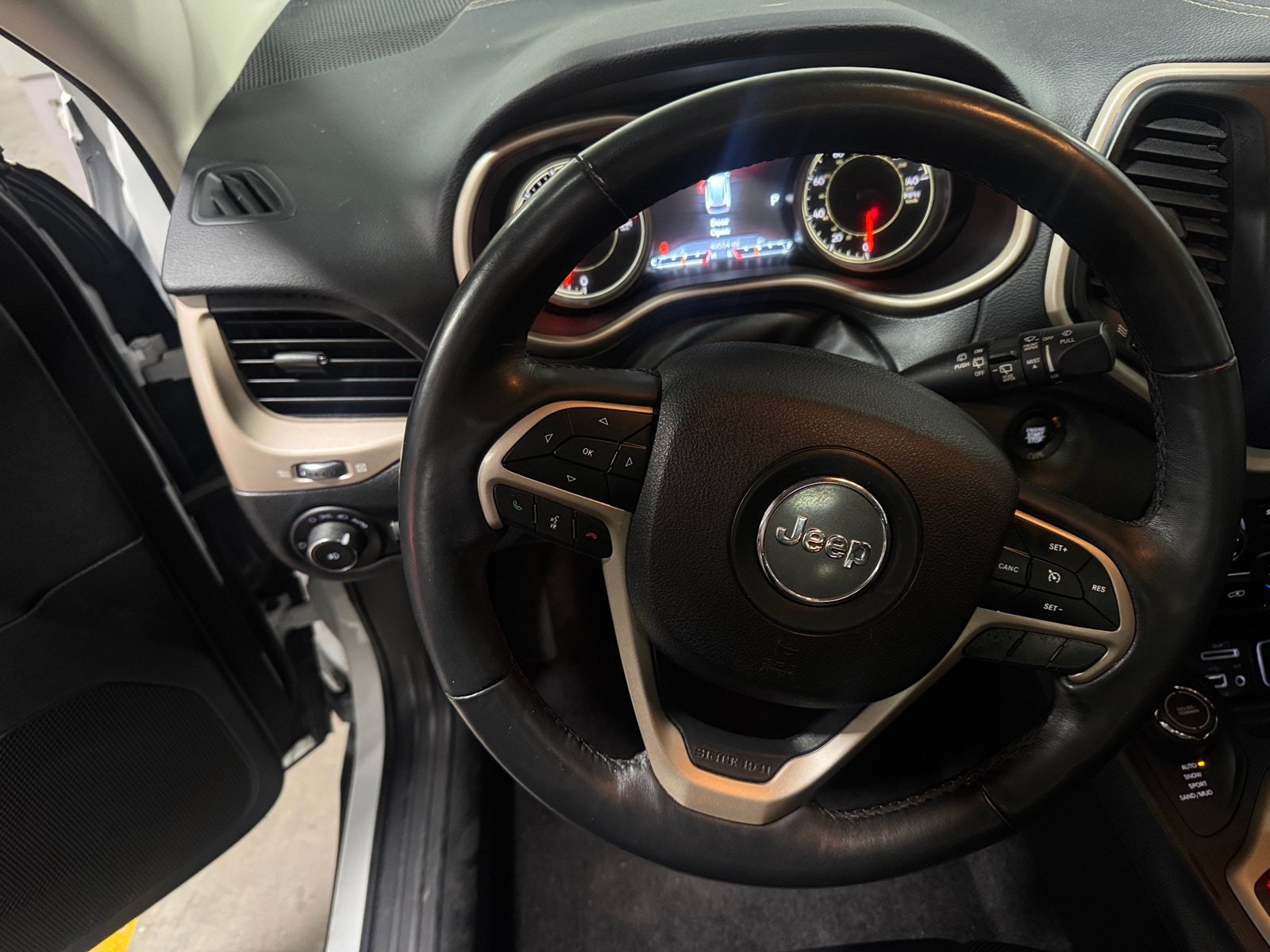 Thumbnail: 2018 Jeep Cherokee - 4