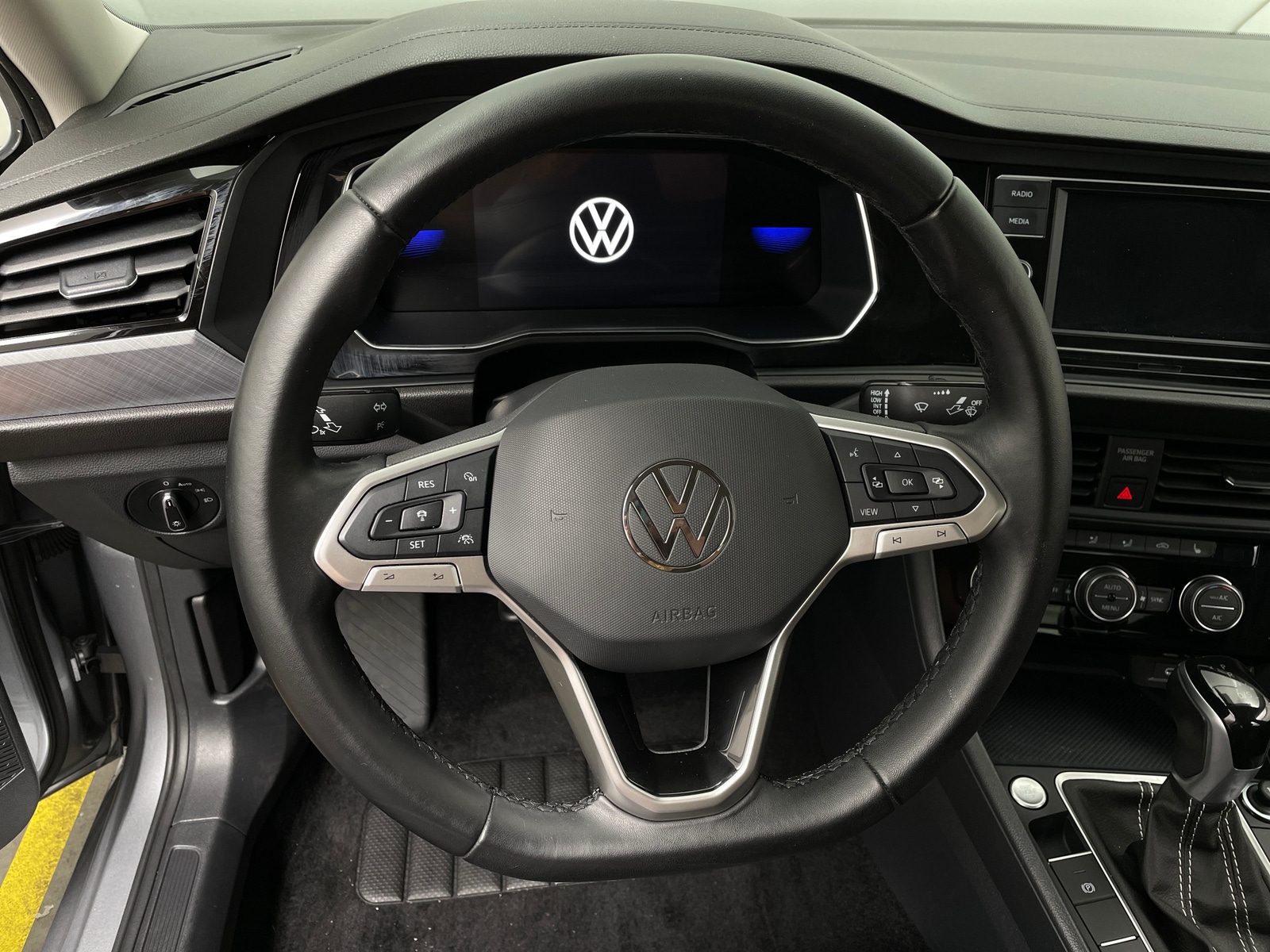 Thumbnail: 2023 Volkswagen Jetta - 4