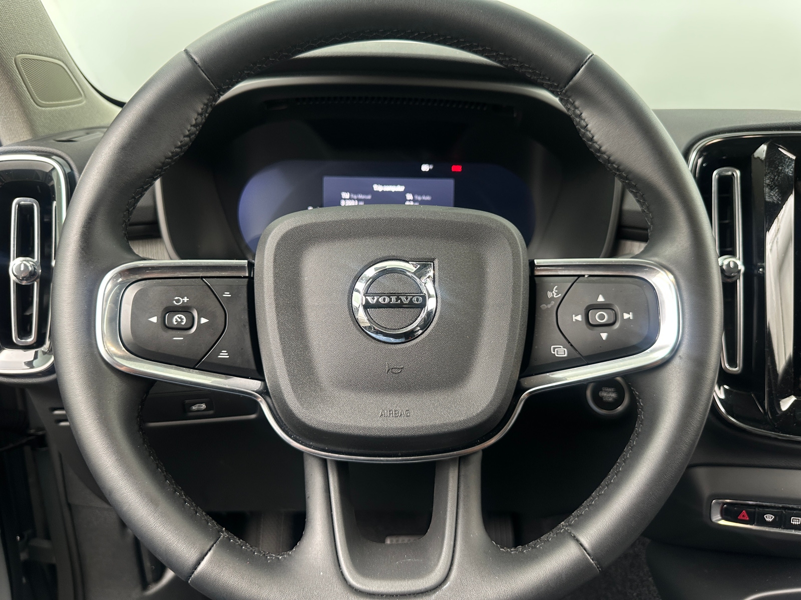 Thumbnail: 2026 Volvo XC40 - 5