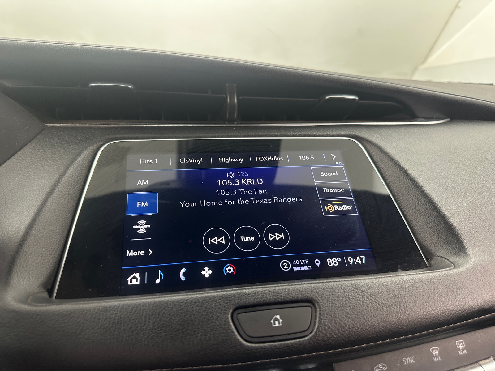 Thumbnail: 2022 Cadillac XT4 - 3