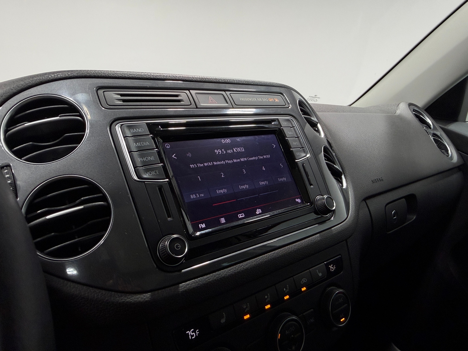 Thumbnail: 2017 Volkswagen Tiguan - 3