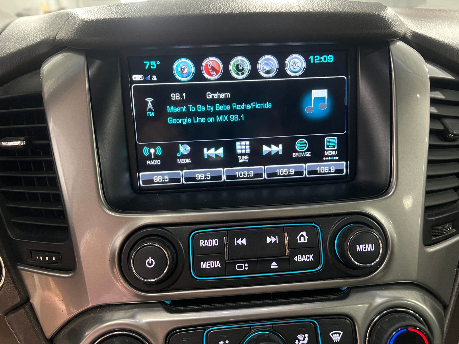 Thumbnail: 2019 Chevrolet Suburban - 3