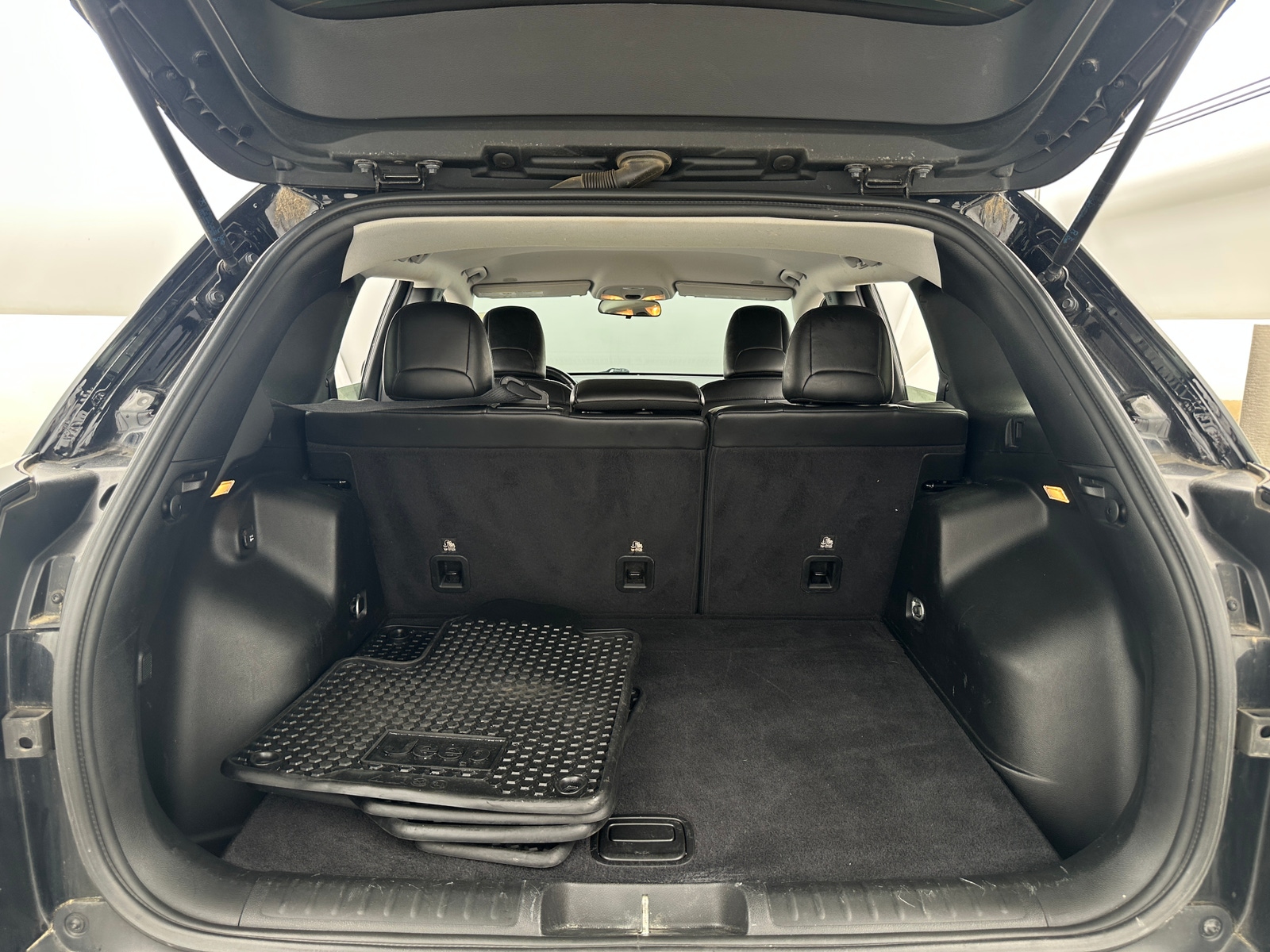 Thumbnail: 2019 Jeep Cherokee - 7