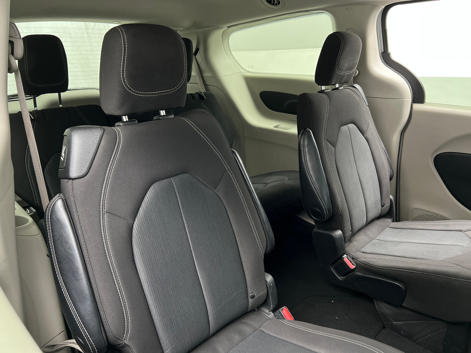 Thumbnail: 2022 Chrysler Voyager - 6