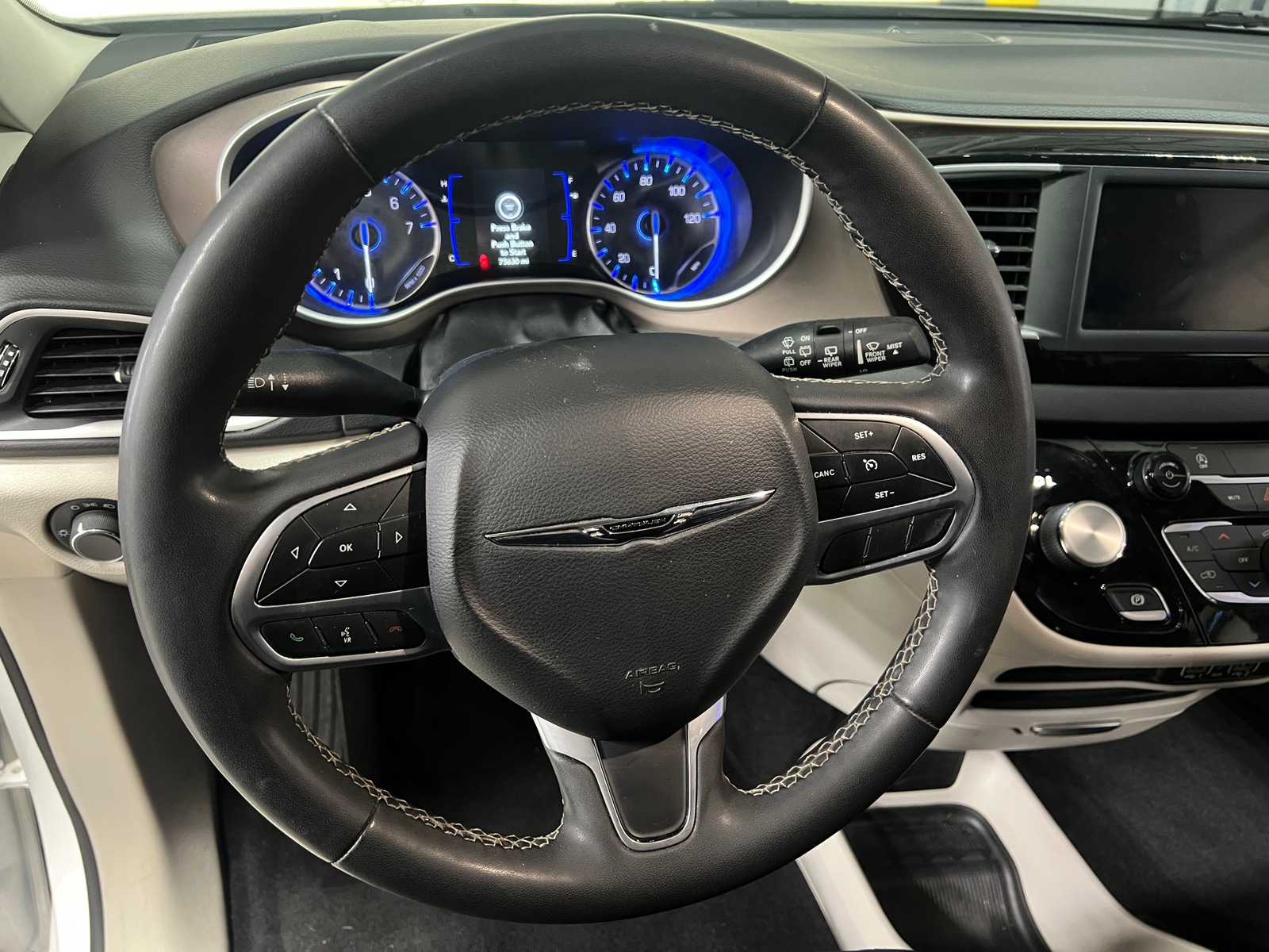 Thumbnail: 2022 Chrysler Voyager - 5